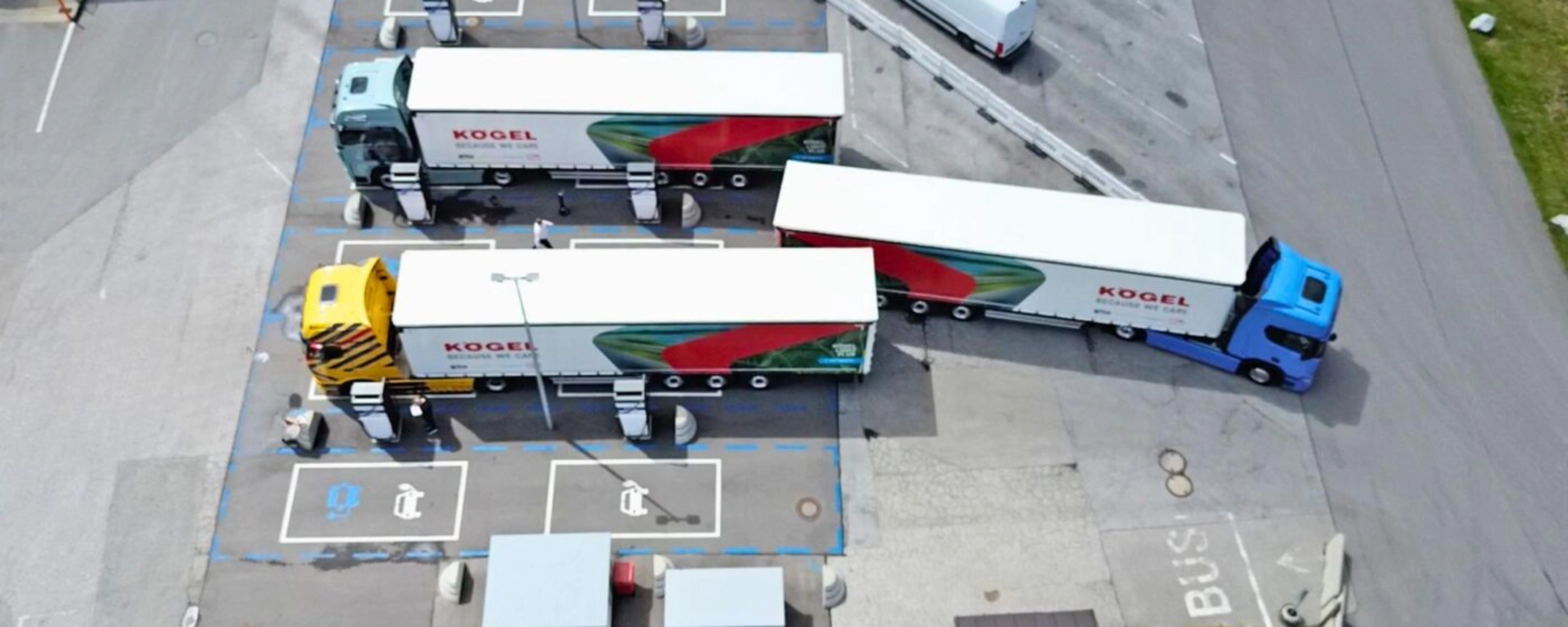 Luftaufnahme von drei Lkw auf einem Logistikgelände.