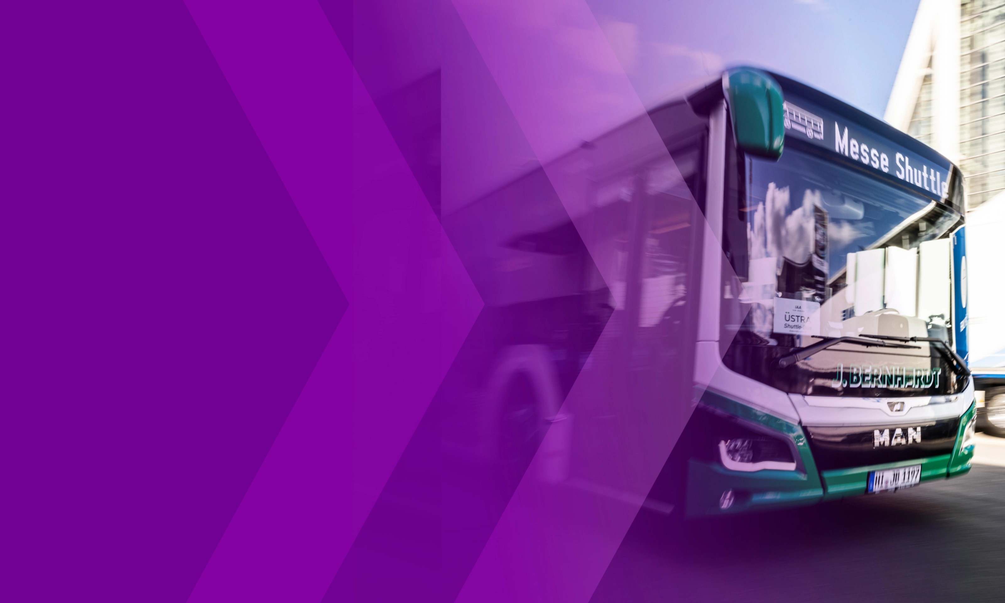 Messe-Shuttlebus fährt an einem Messegebäude vorbei, überlagert von violetten Pfeilen.
