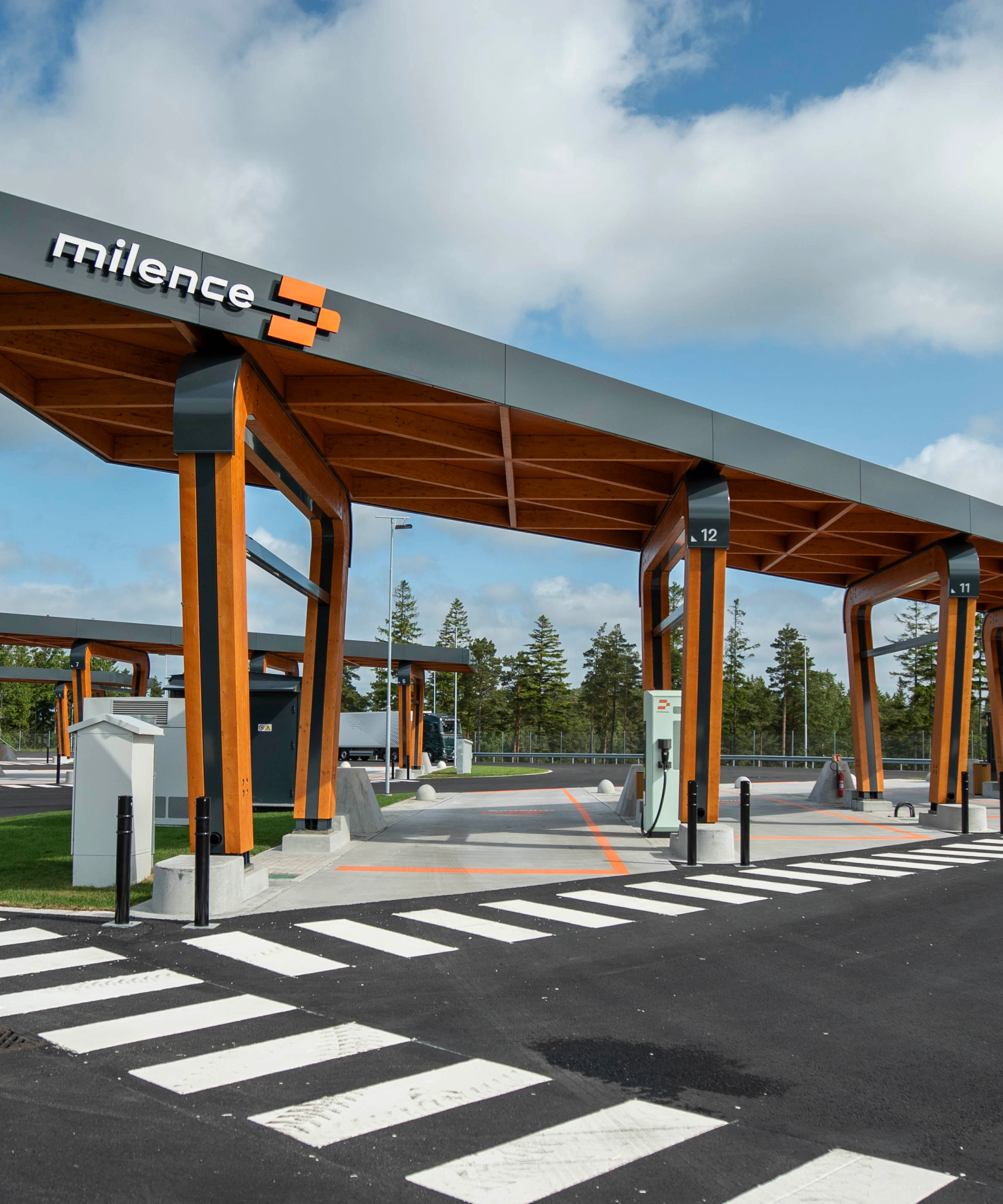 Milence-Ladestation mit überdachten Ladeplätzen für Elektro-Lkw.