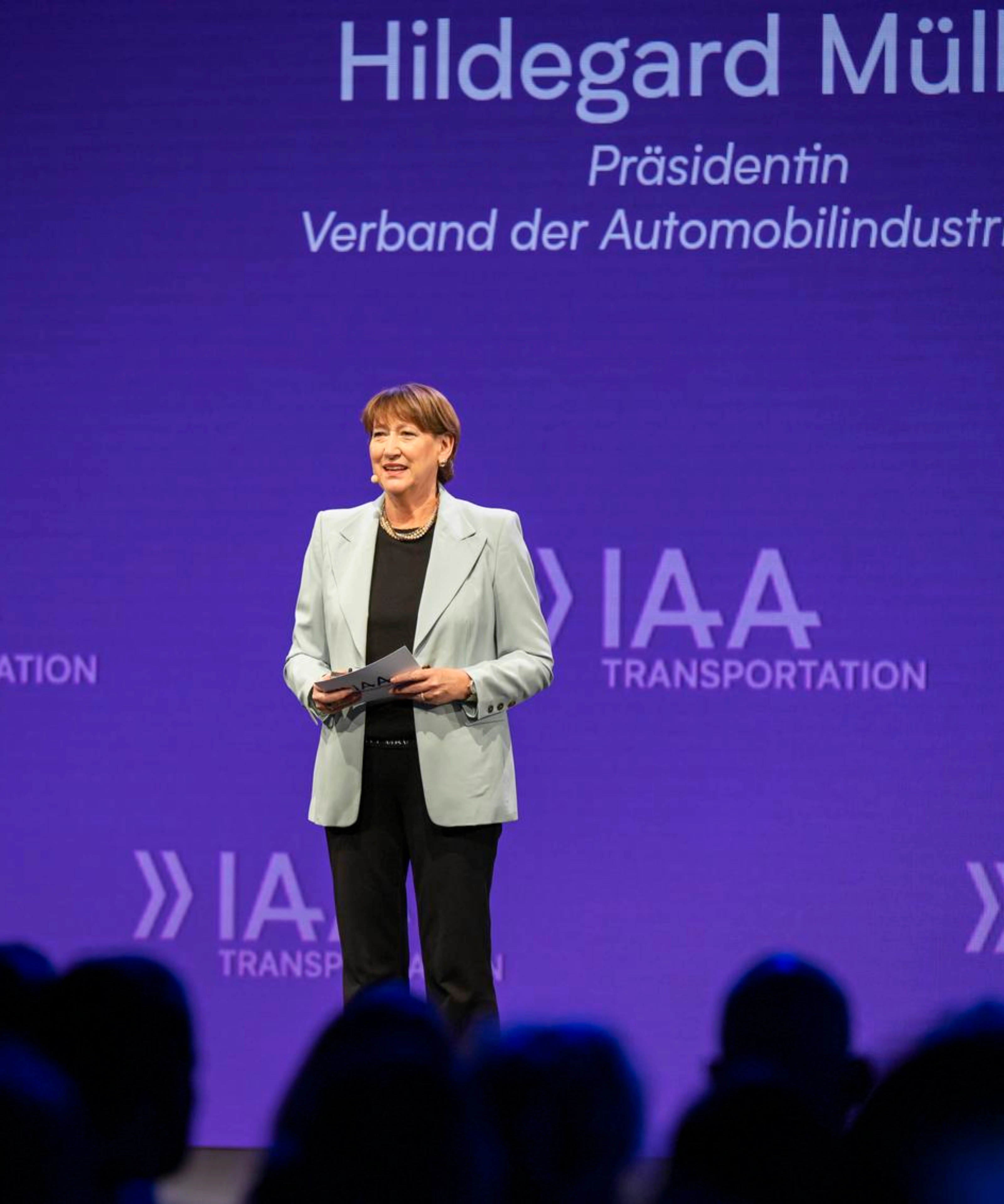 Hildegard Müller spricht auf der Bühne der IAA Transportation.