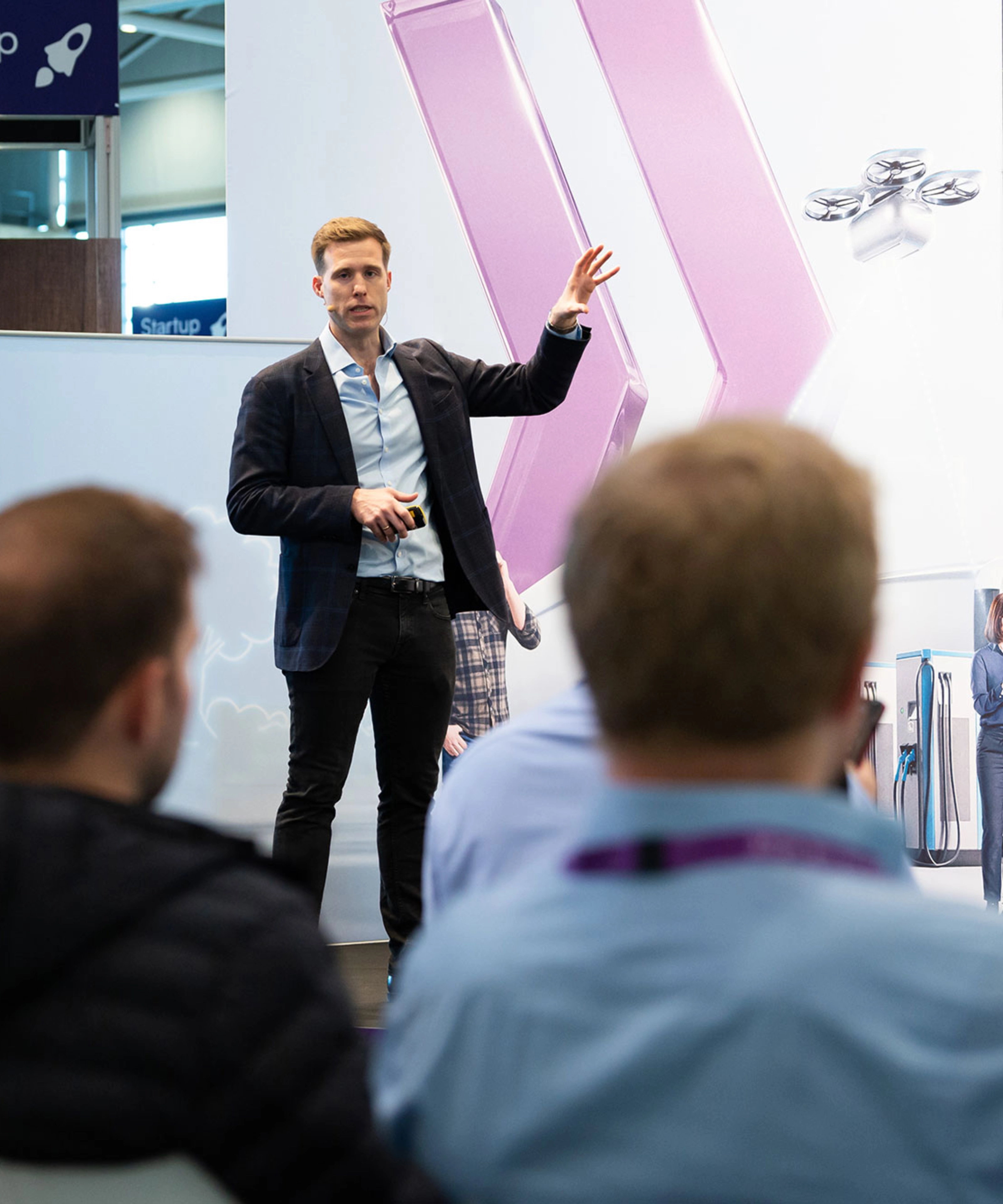 Referent präsentiert auf einer Bühne bei einer IAA-Transportation-Konferenz.