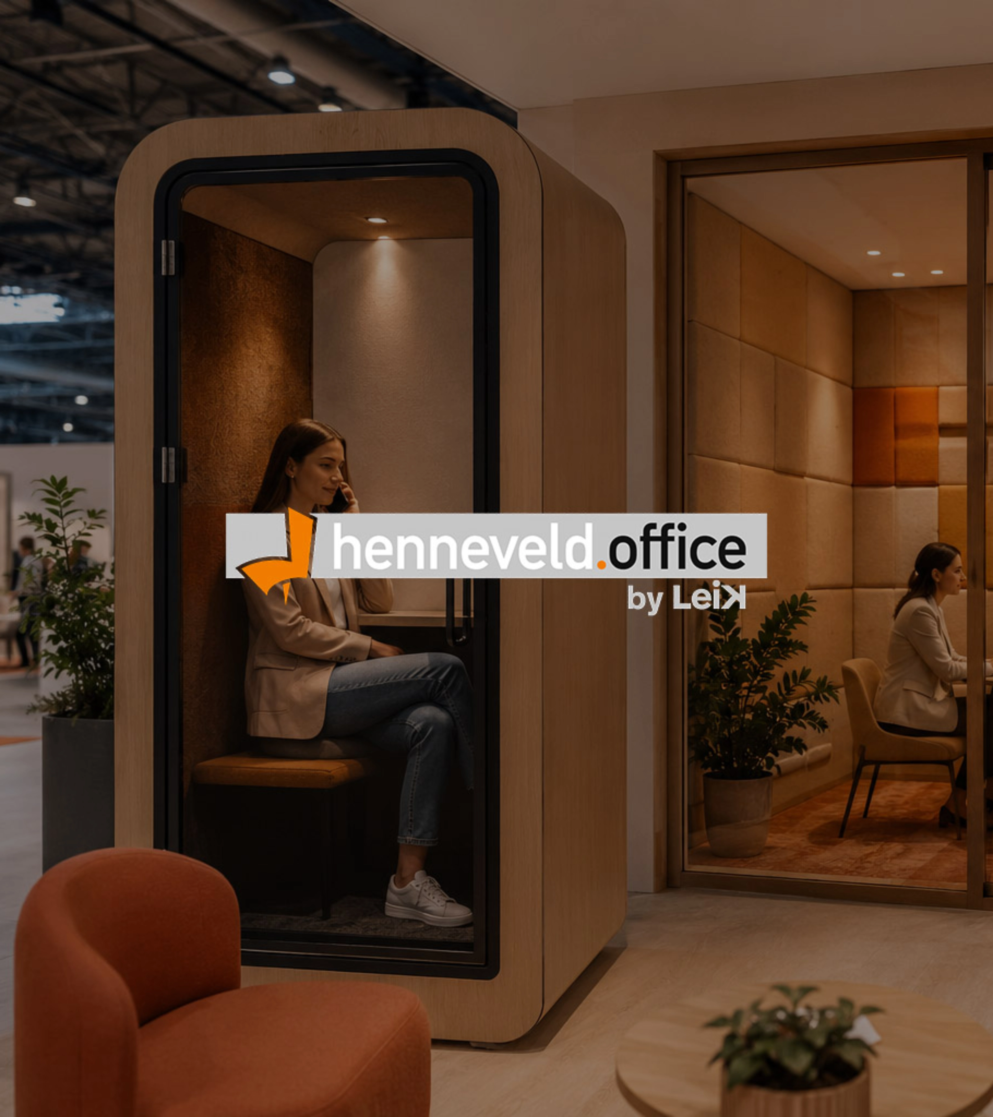 Frau telefoniert in einer privaten Bürobox von henneveld.office.