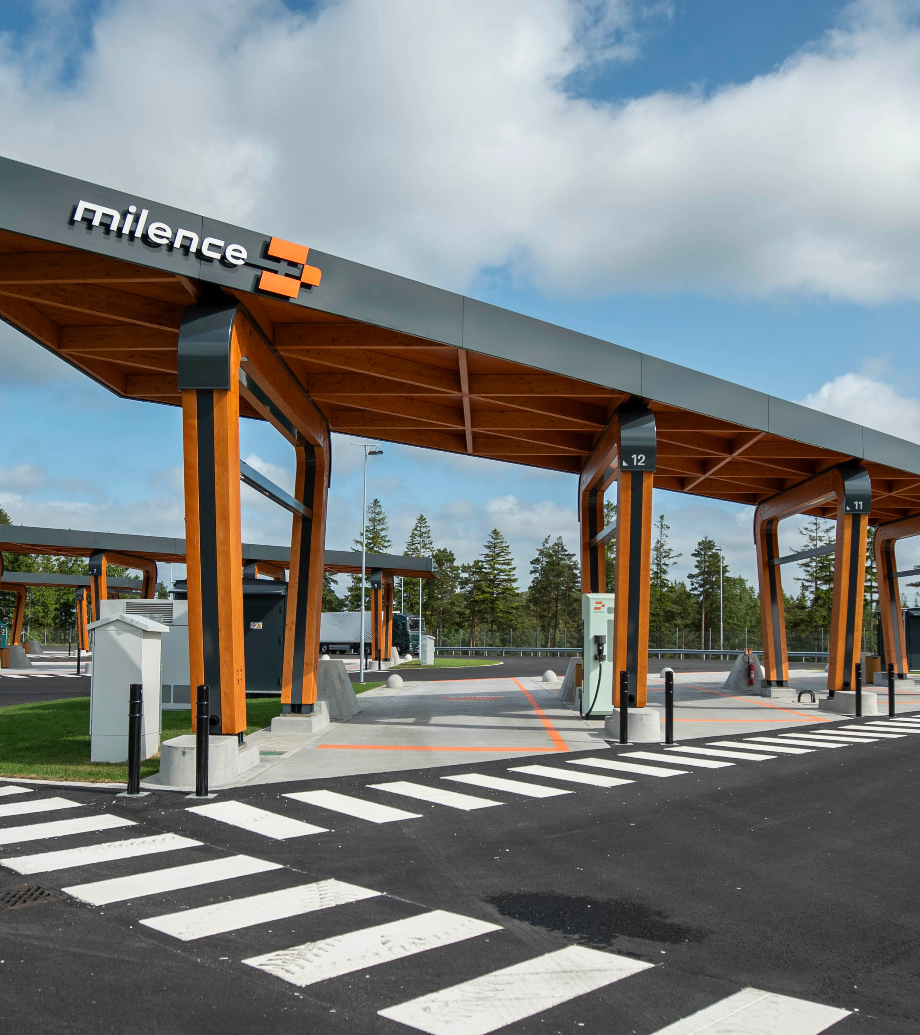 Milence-Ladestation mit überdachten Ladeplätzen für Elektro-Lkw.