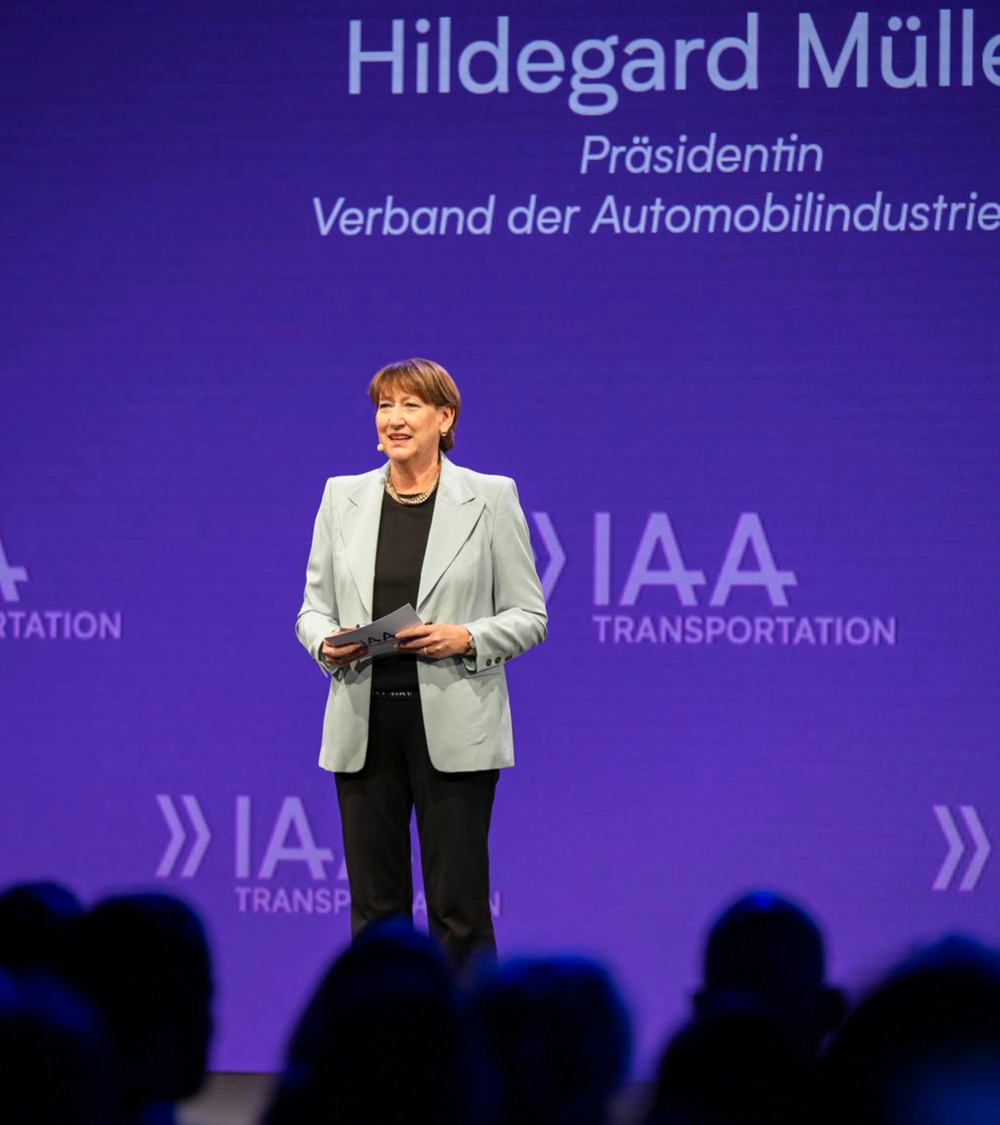 Hildegard Müller spricht auf der Bühne der IAA Transportation.