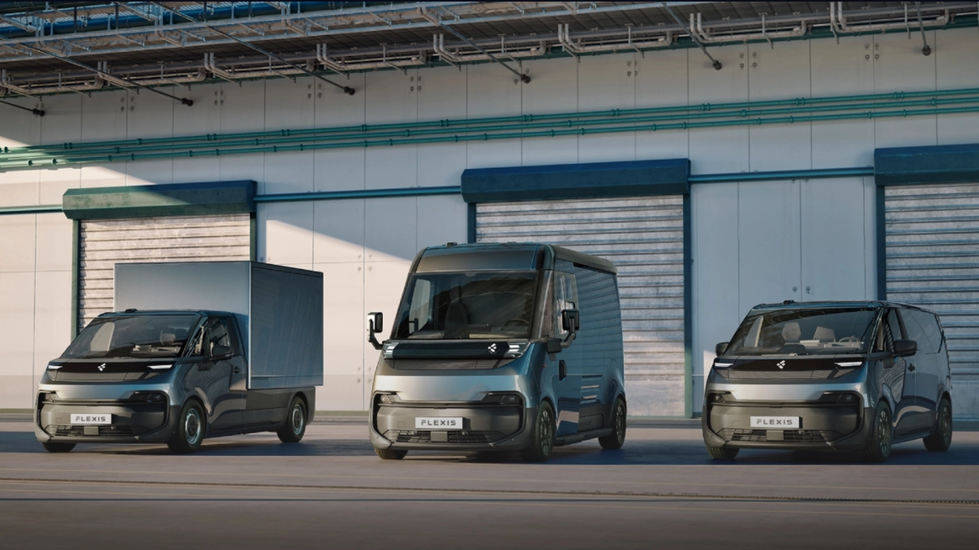 Drei FLEXIS Elektro-Transporter vor einem Lagergebäude.