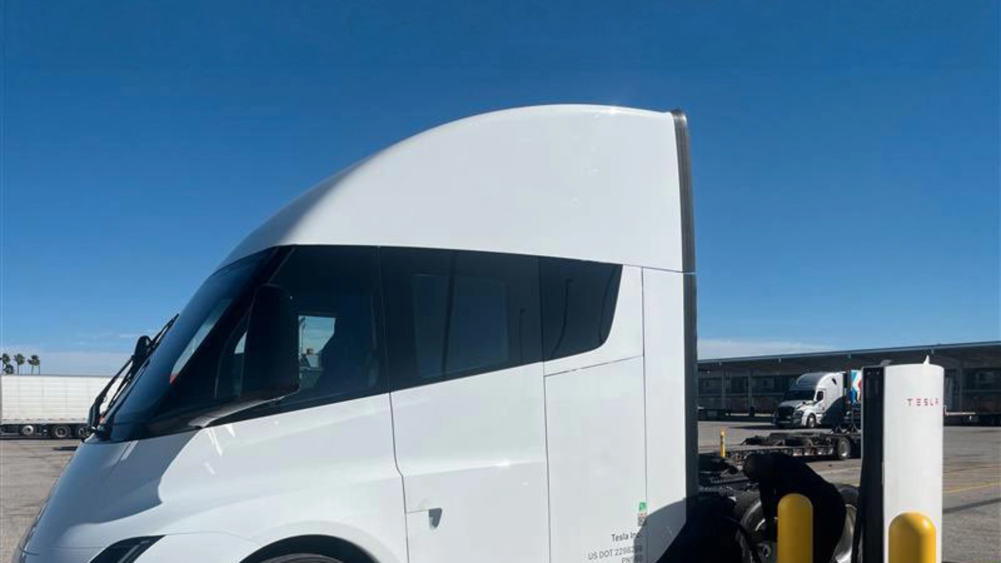 Oranger MAN TGX 41.640 Lkw auf einer Messe ausgestellt.