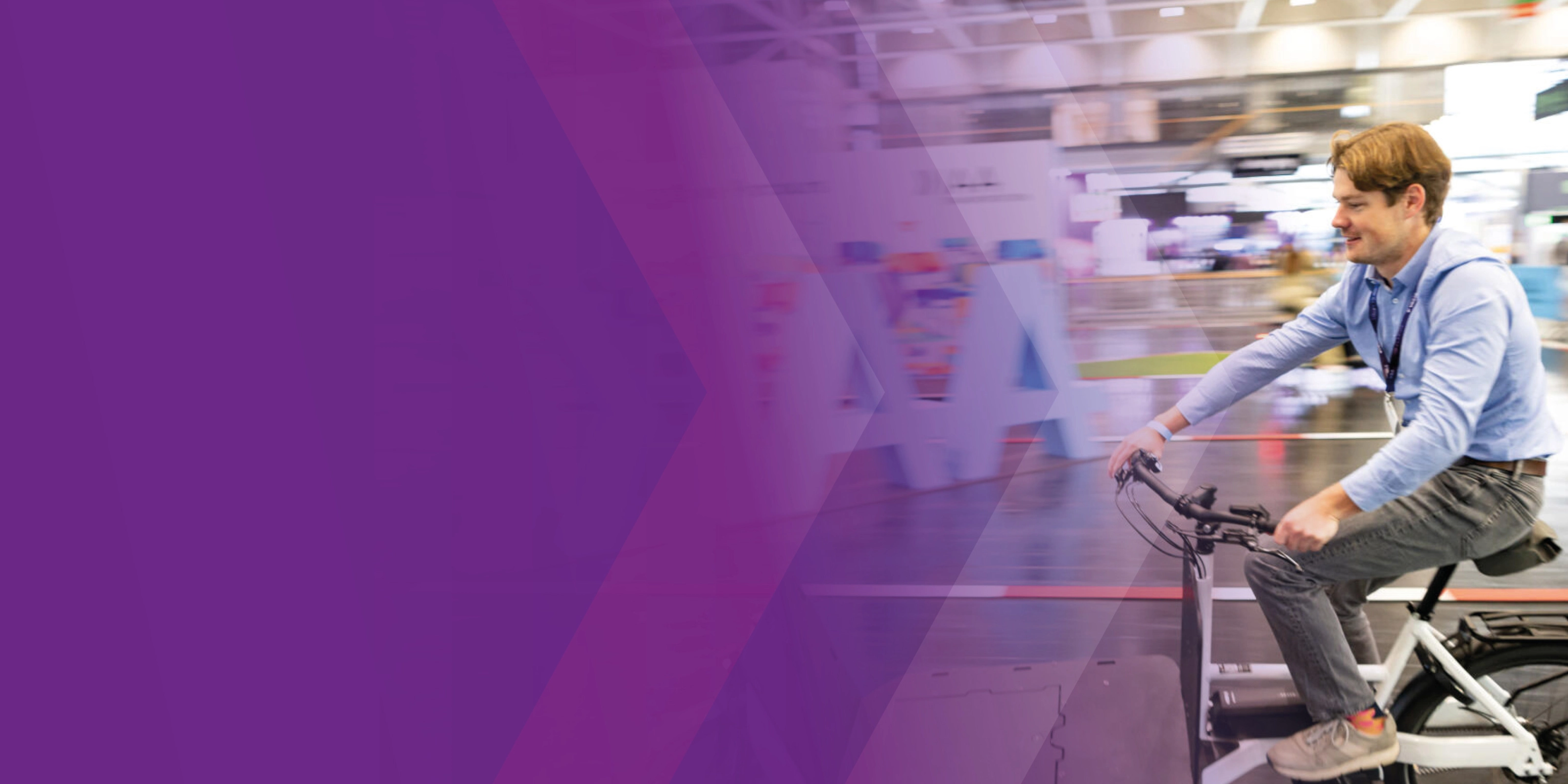 Mann fährt ein Lastenrad in einer Halle der IAA Transportation