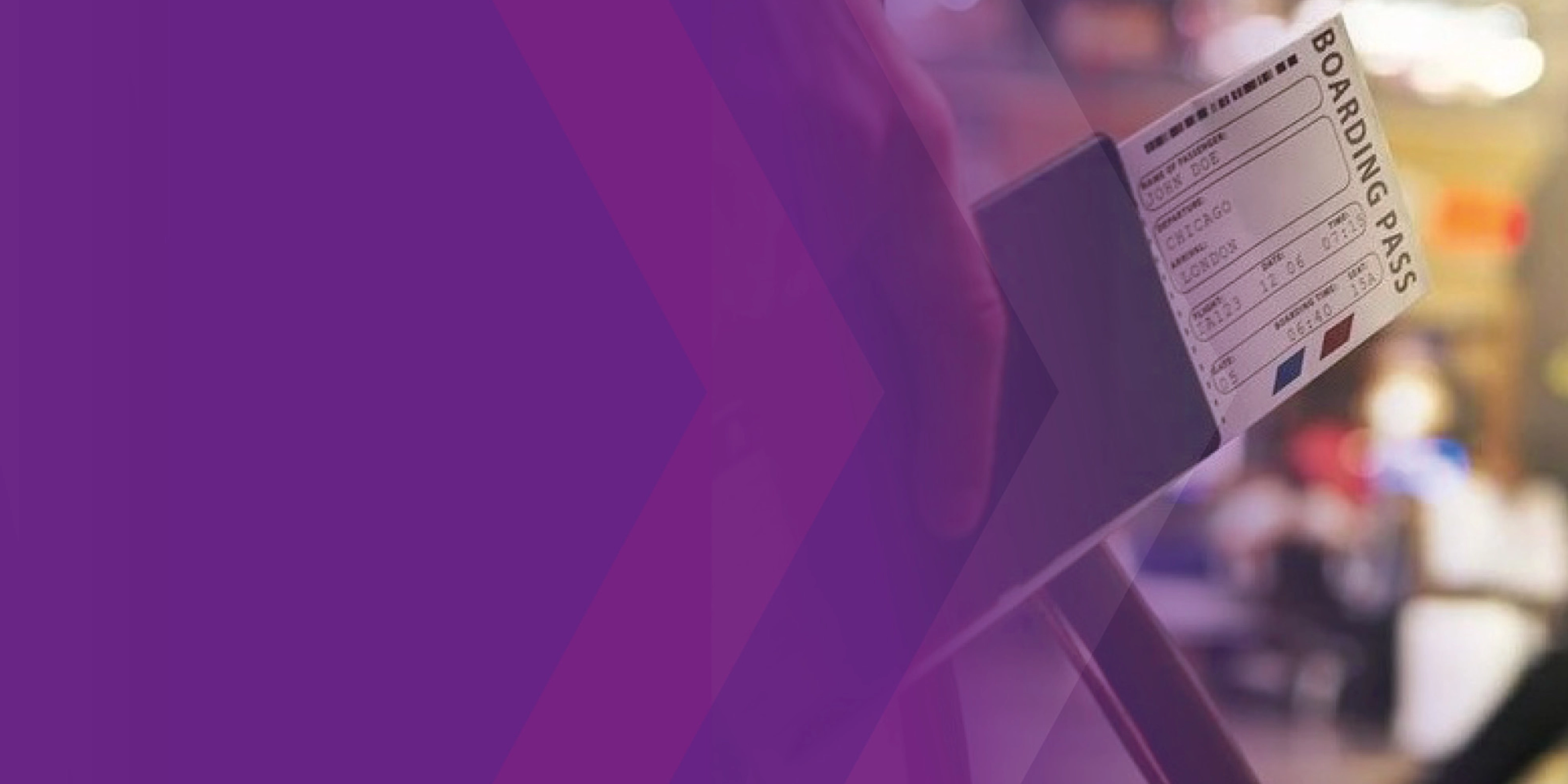 Nahaufnahme eines Tickets an einem Schalter, teilweise von einer violetten Fläche überlagert.