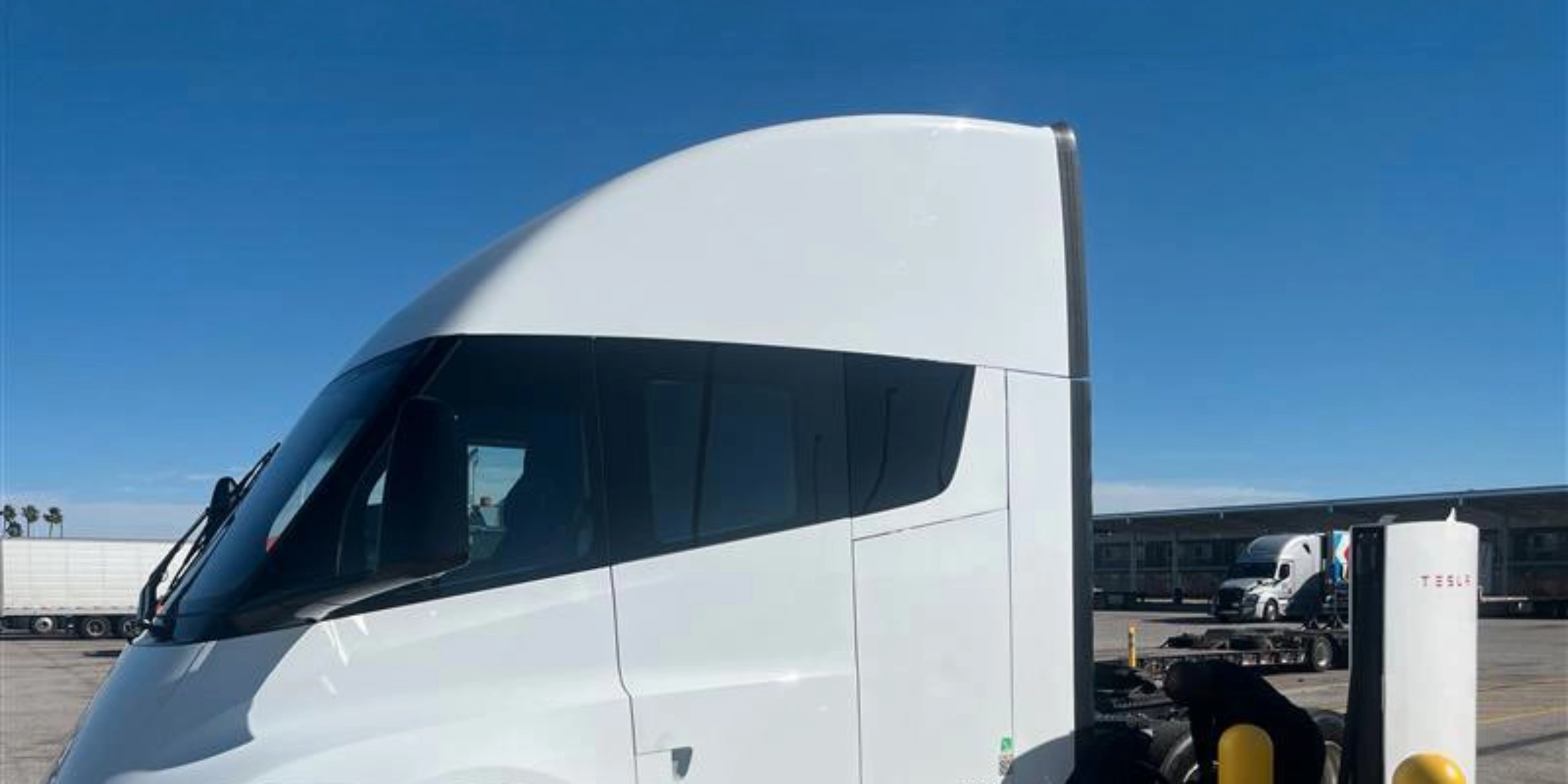 Oranger MAN TGX 41.640 Lkw auf einer Messe ausgestellt.
