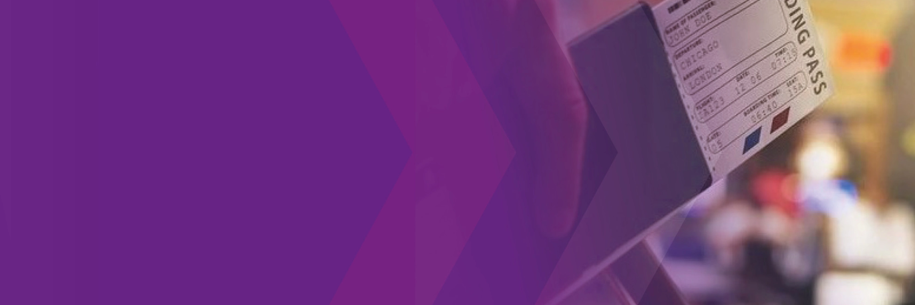 Nahaufnahme eines Tickets an einem Schalter, teilweise von einer violetten Fläche überlagert.