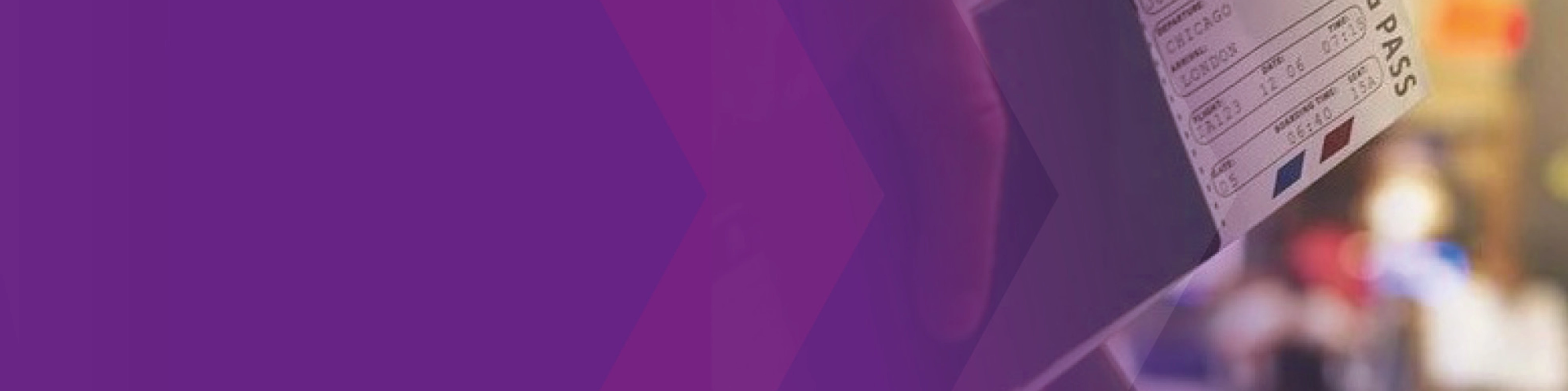 Nahaufnahme eines Tickets an einem Schalter, teilweise von einer violetten Fläche überlagert.