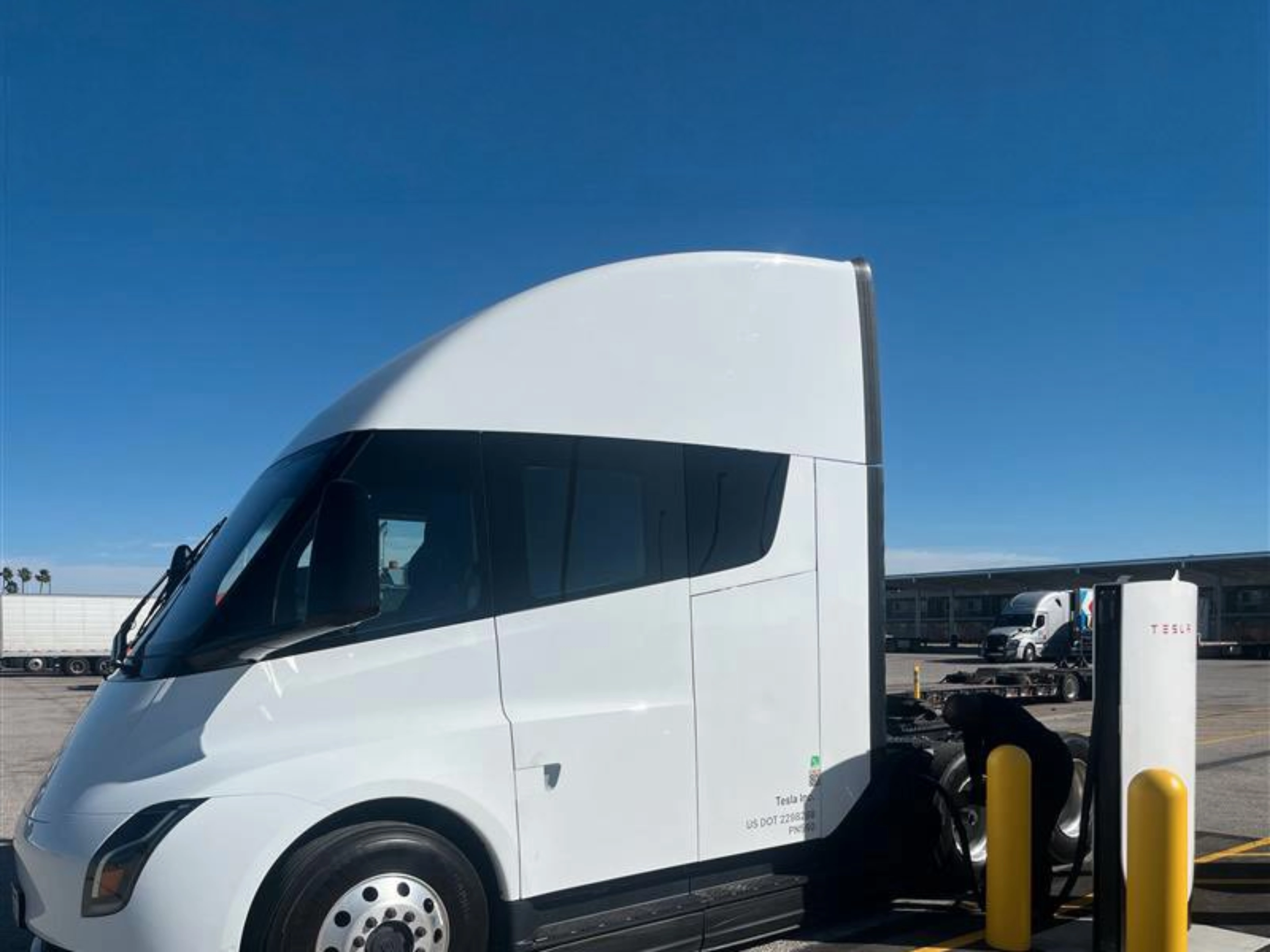 Oranger MAN TGX 41.640 Lkw auf einer Messe ausgestellt.