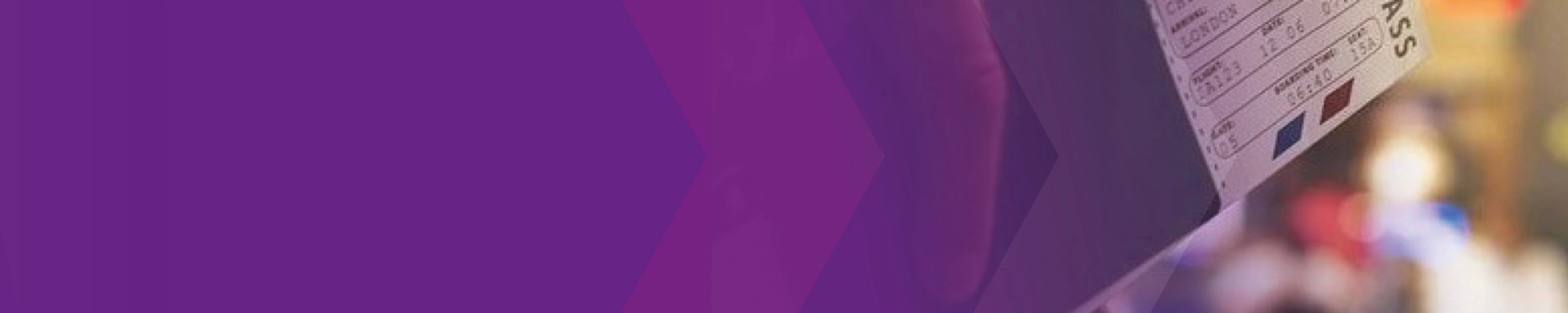 Nahaufnahme eines Tickets an einem Schalter, teilweise von einer violetten Fläche überlagert.