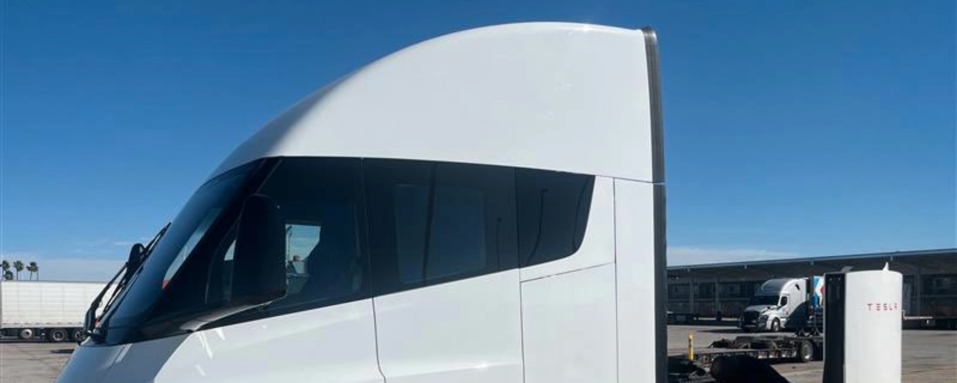 Oranger MAN TGX 41.640 Lkw auf einer Messe ausgestellt.