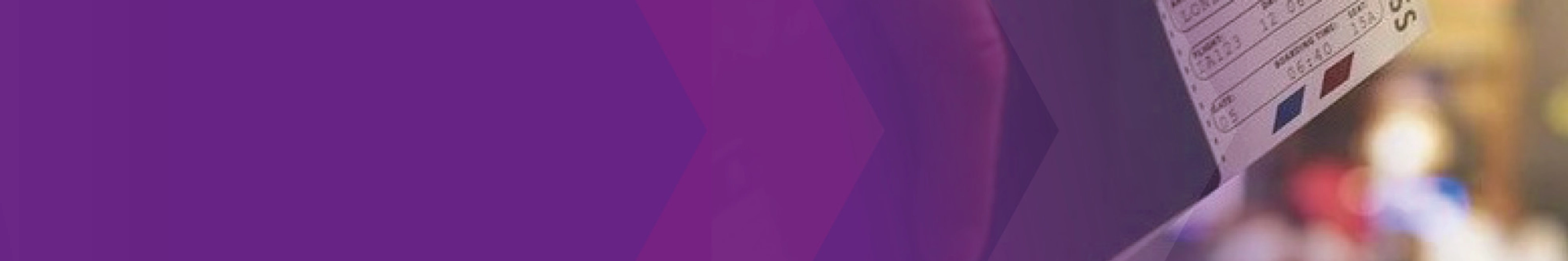 Nahaufnahme eines Tickets an einem Schalter, teilweise von einer violetten Fläche überlagert.