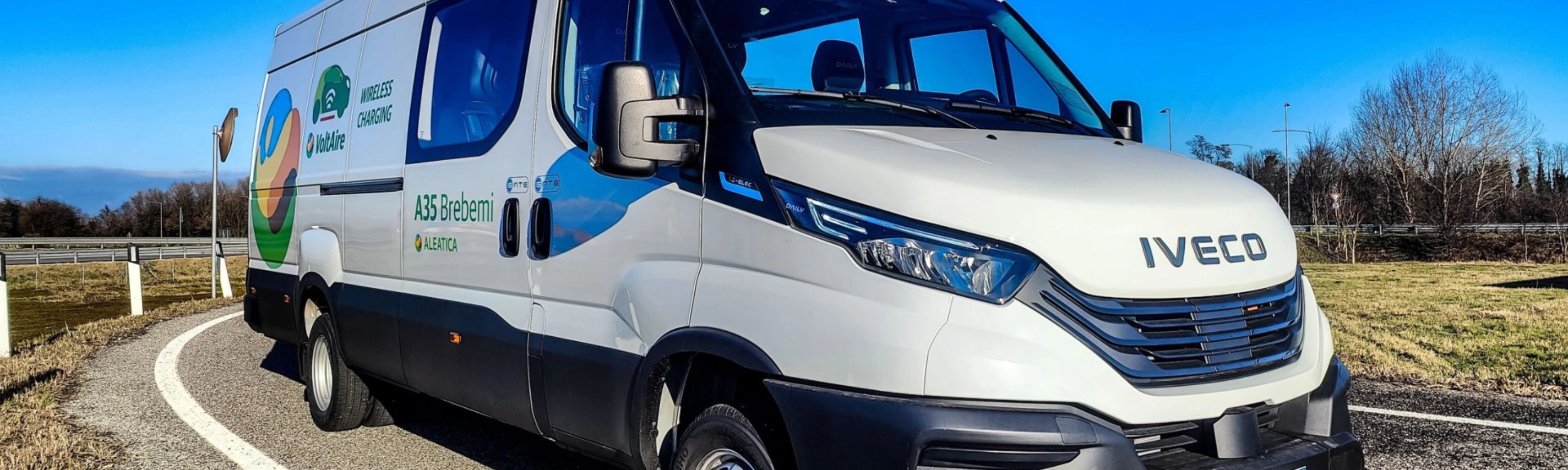 Iveco-Transporter mit Microvast-Branding auf Landstraße.