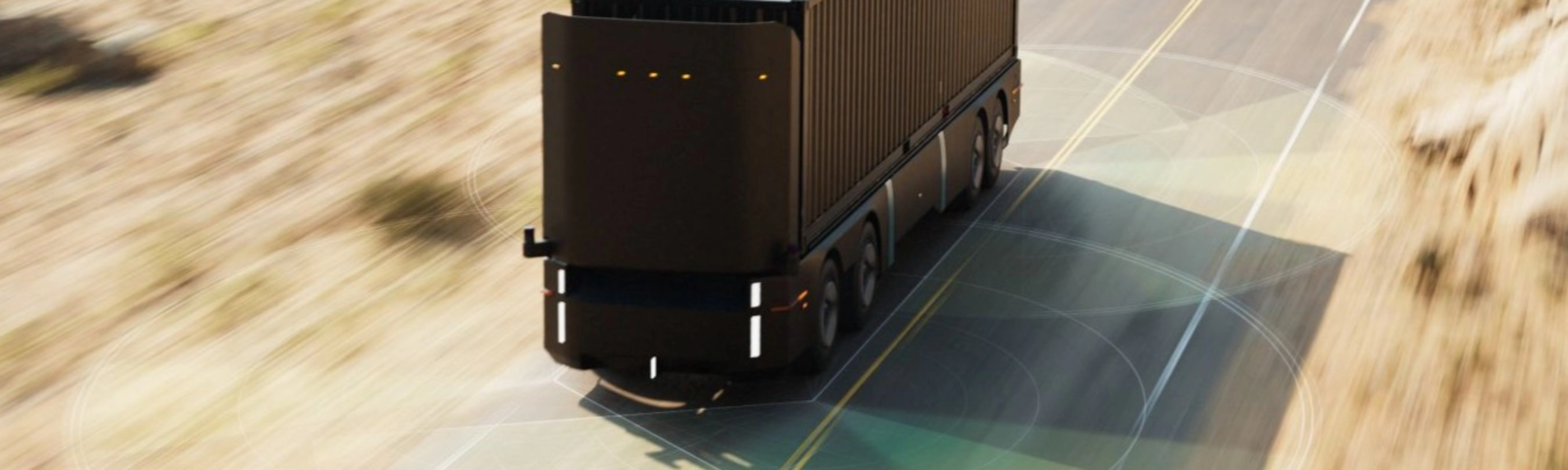 Autonomer Elektro-Lkw fährt auf einer Landstraße.