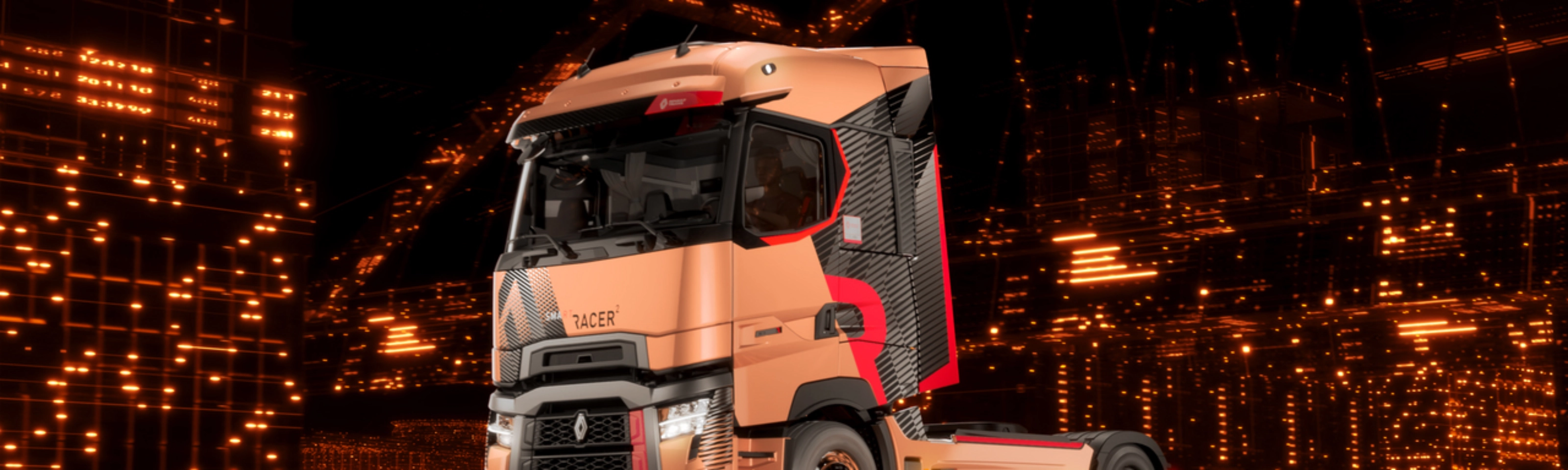 Renault Trucks T High Sattelzugmaschine fährt nachts durch eine Stadt.