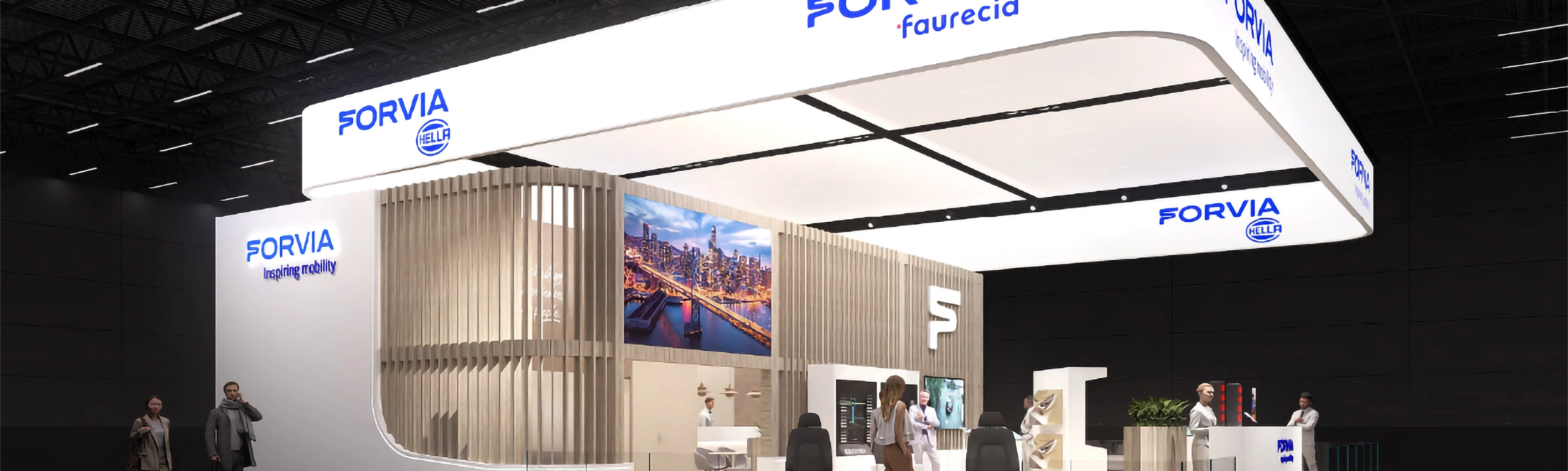 FORVIA-Messestand mit Ausstellungsflächen und Besprechungsbereichen.