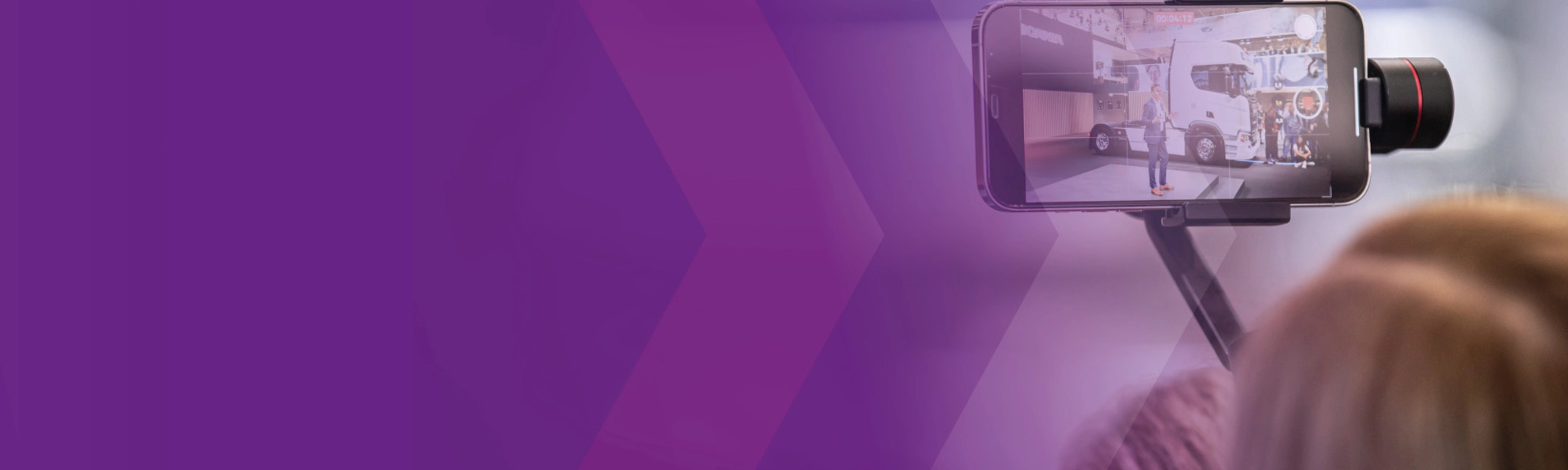 Smartphone filmt eine Lkw-Präsentation auf einer IAA-Veranstaltung.