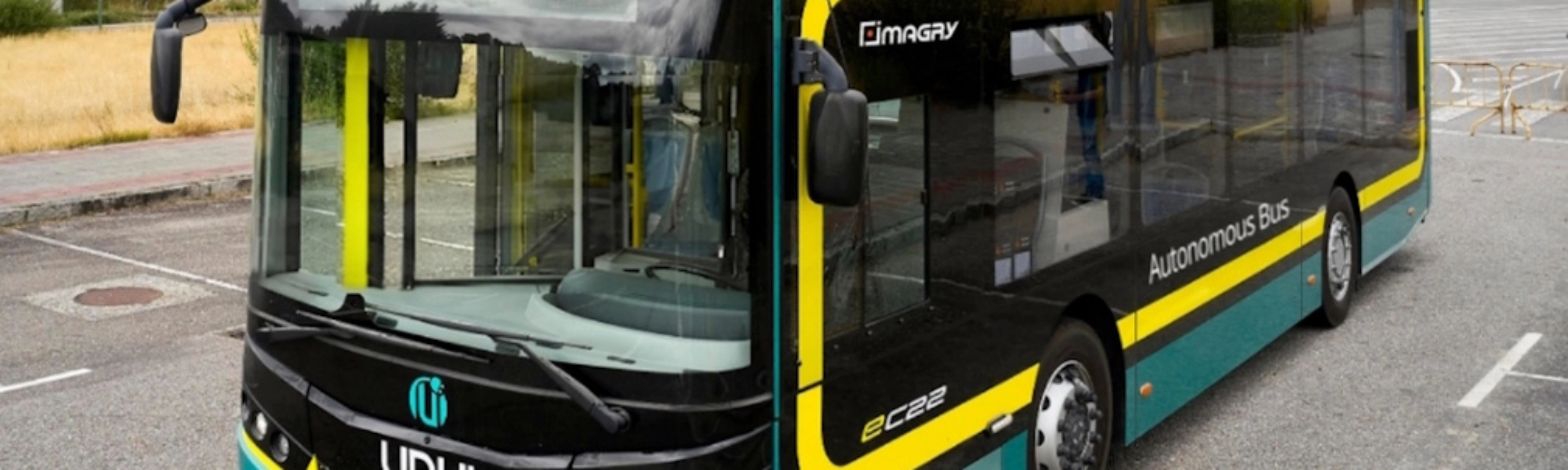 Autonomer Elektrobus von Imagry steht auf einem Parkplatz.