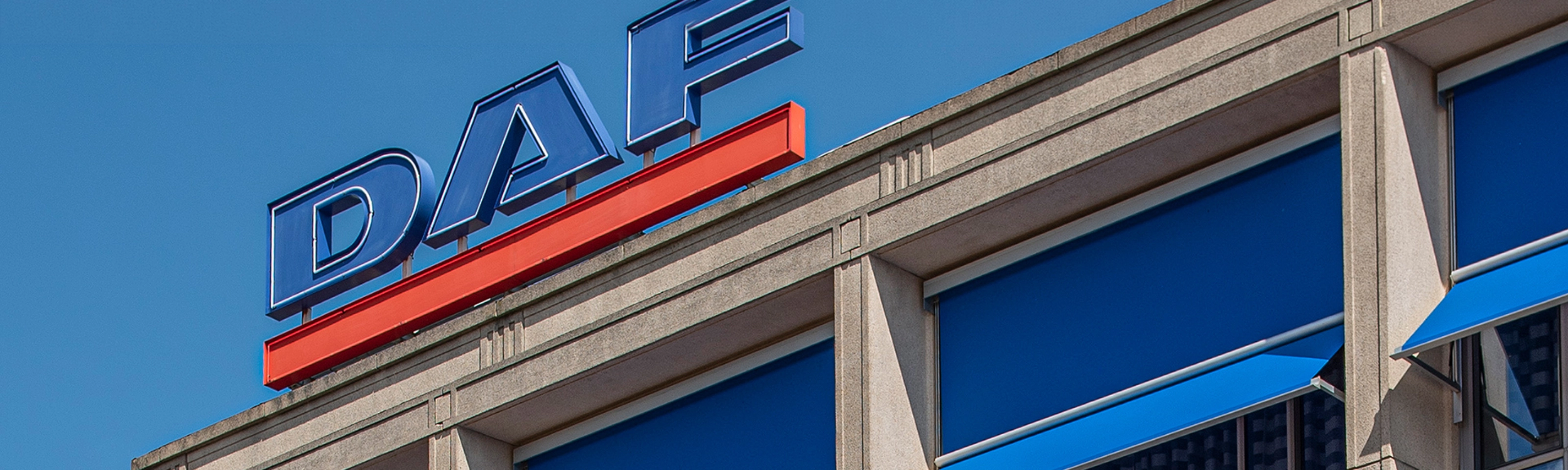 DAF-Logo auf dem Dach eines modernen Bürogebäudes.