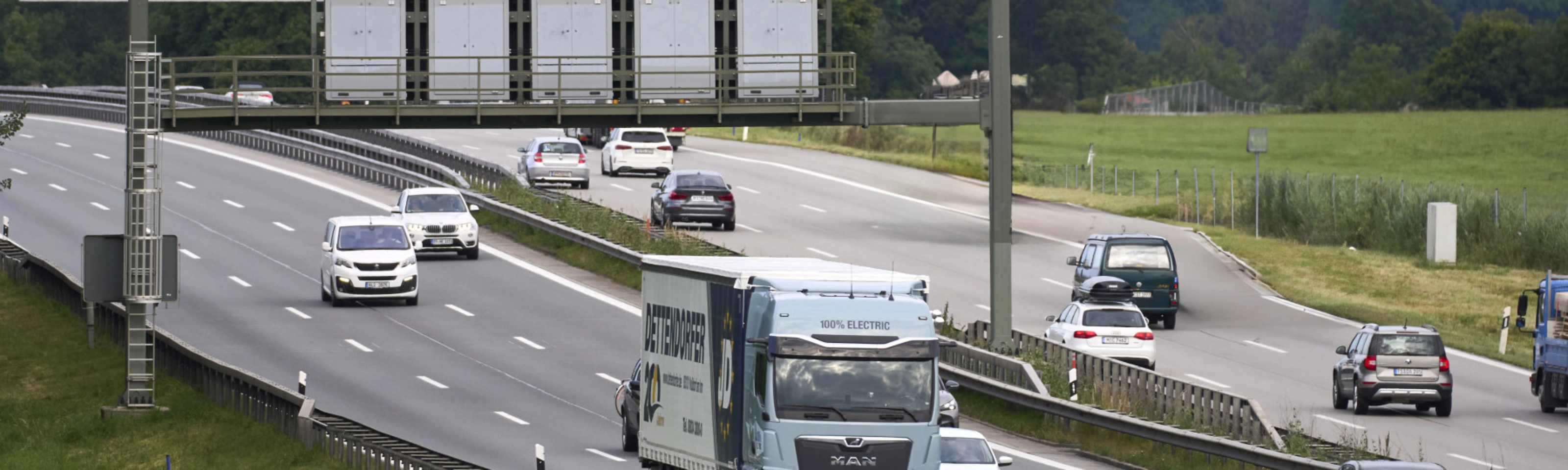 MAN Elektro-Lkw fährt auf Autobahn unter Oberleitungsanlage.