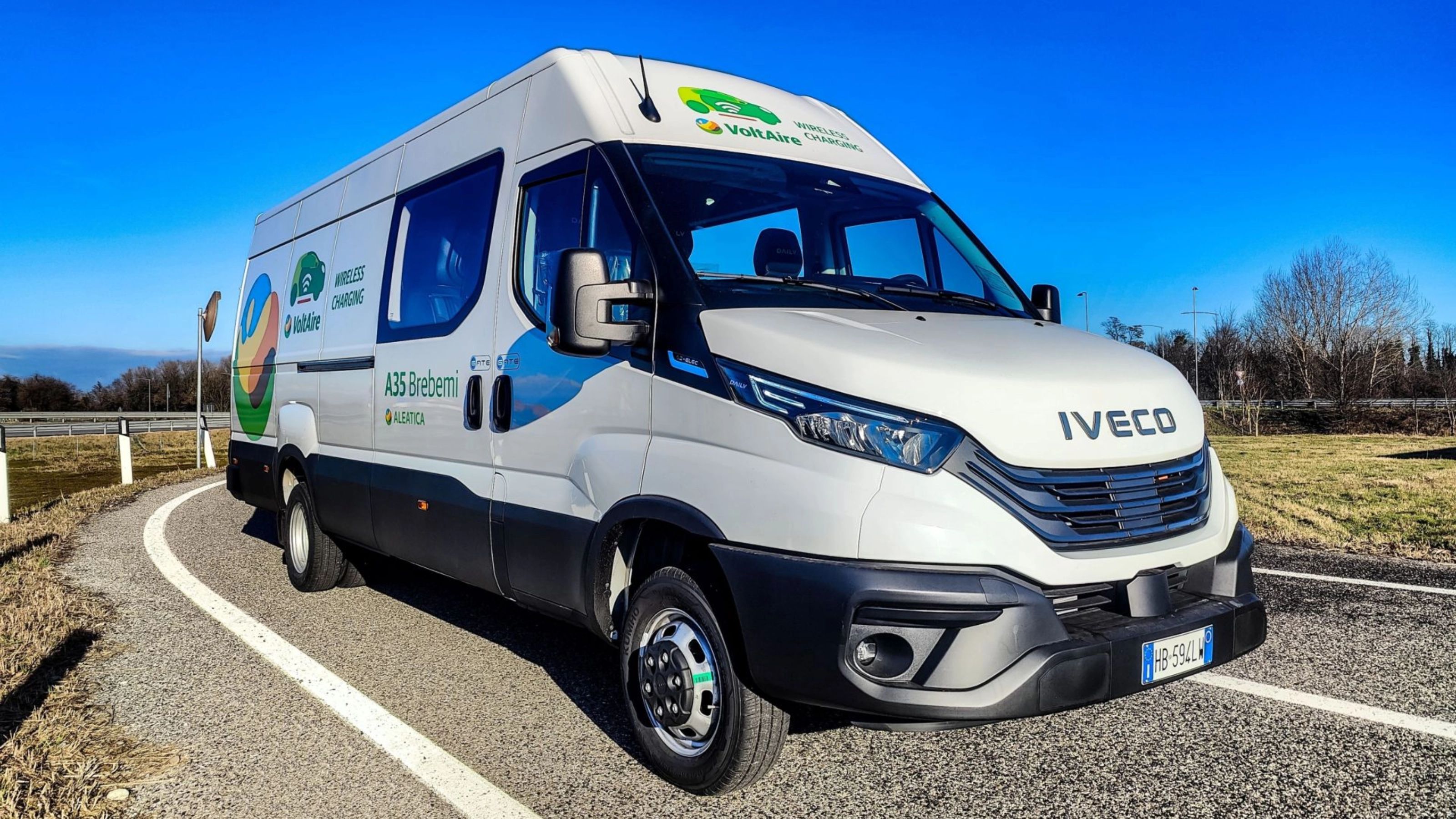 Iveco-Transporter mit Microvast-Branding auf Landstraße.