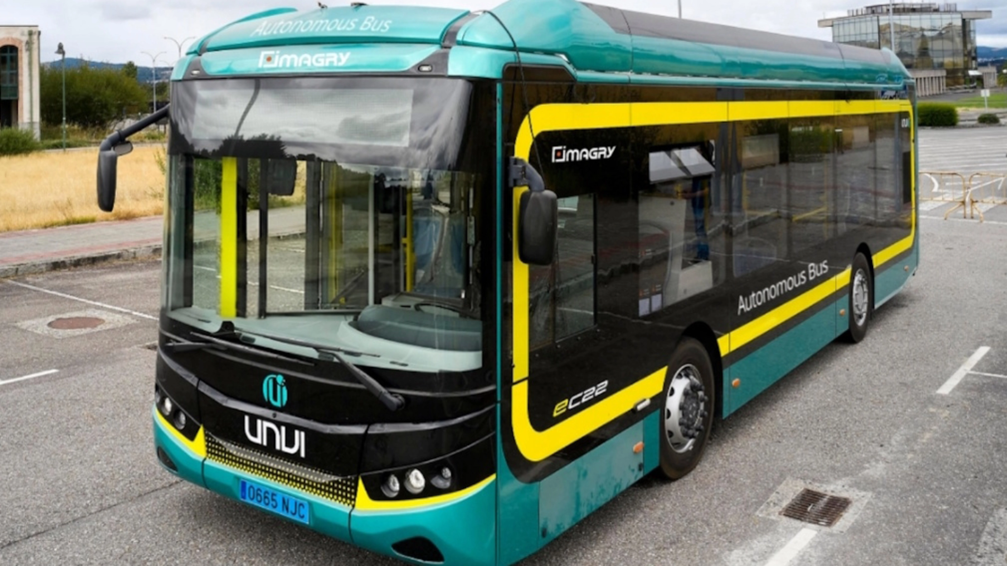 Autonomer Elektrobus von Imagry steht auf einem Parkplatz.