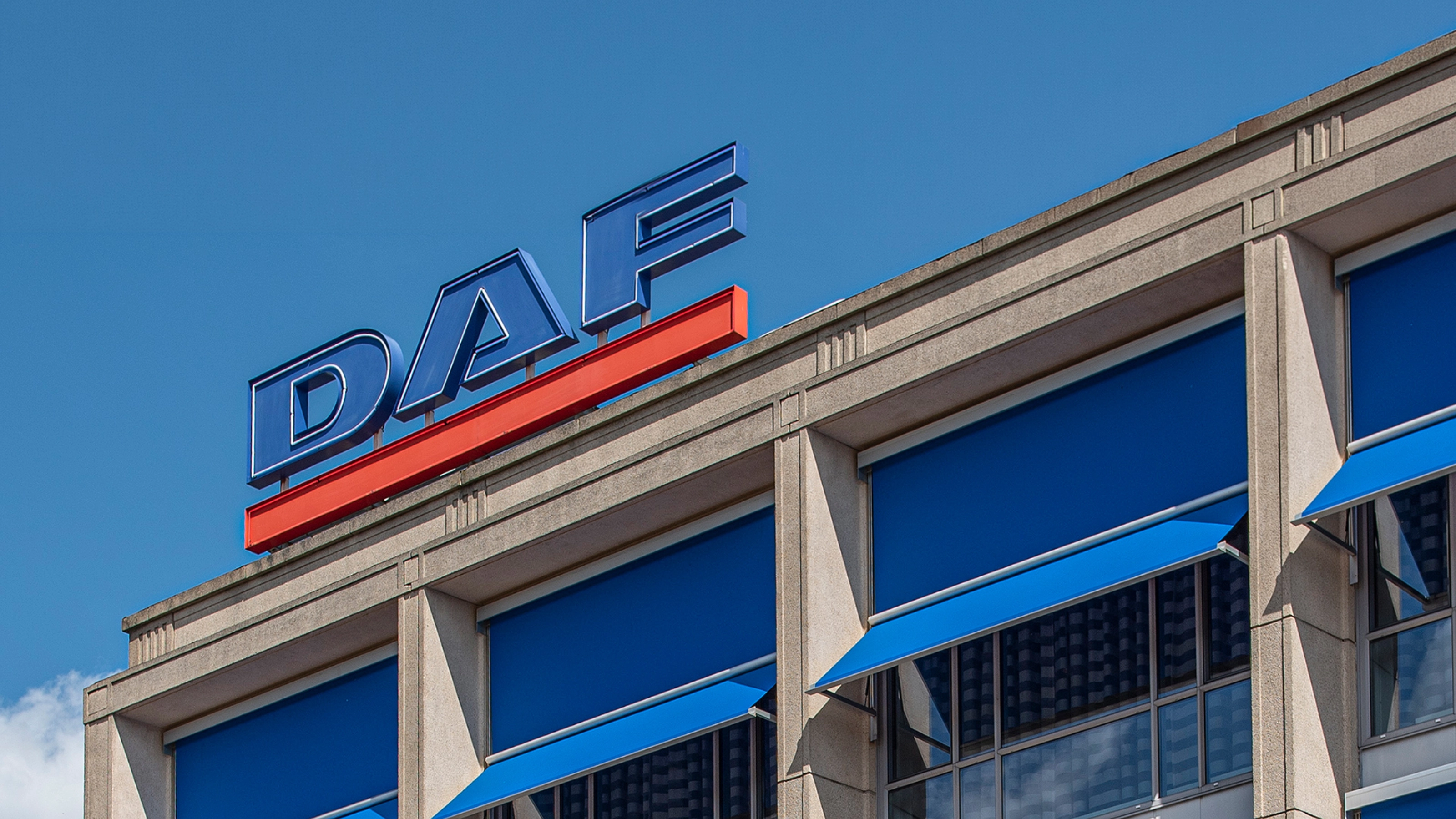 DAF-Logo auf dem Dach eines modernen Bürogebäudes.