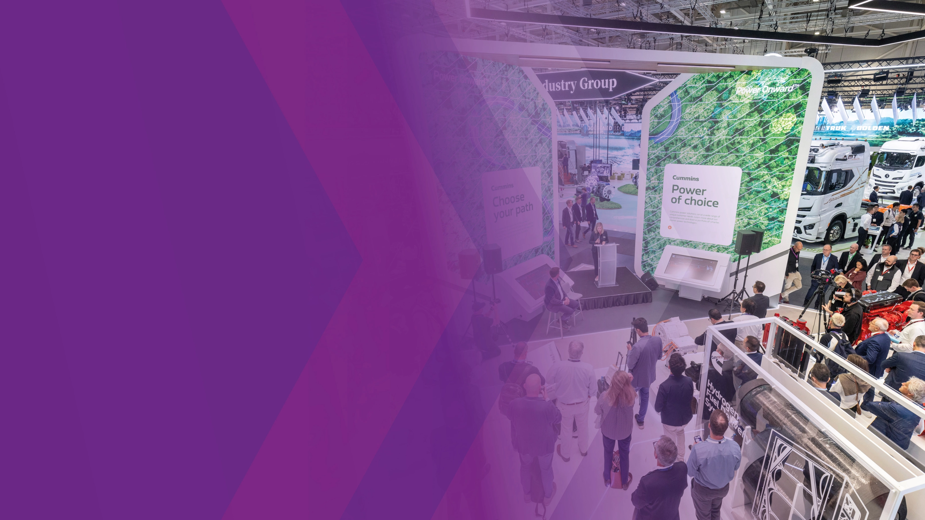 Menschenmenge verfolgt einen Vortrag am Cummins-Stand auf einer Messe mit Lkw-Ausstellung.