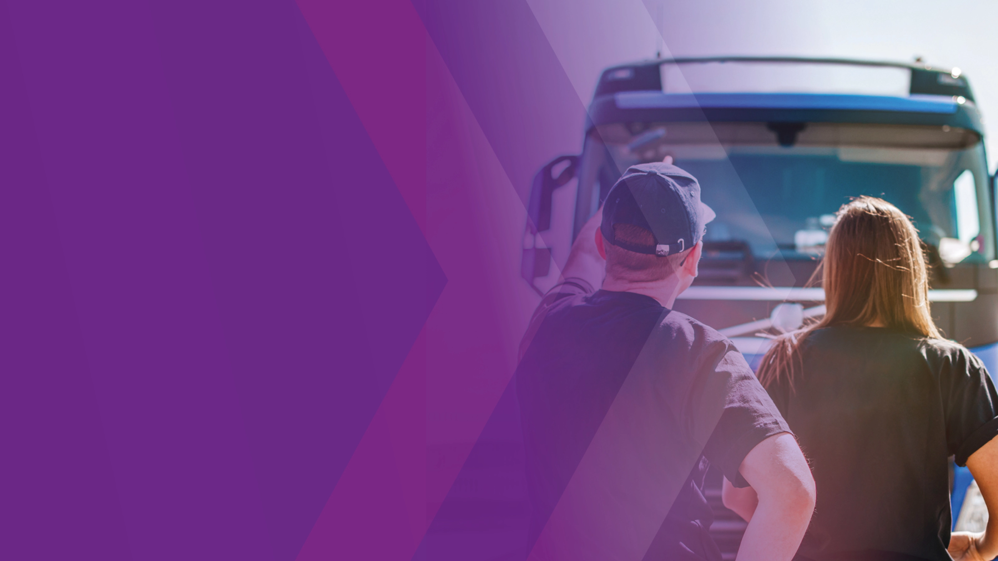 Zwei Personen stehen vor einem Lkw, teilweise von violettem Overlay überlagert.