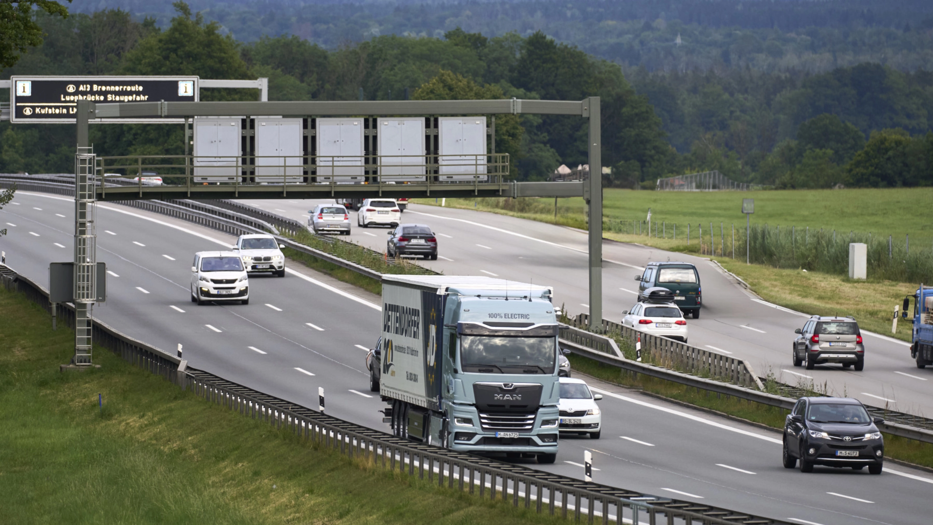 MAN Elektro-Lkw fährt auf Autobahn unter Oberleitungsanlage.