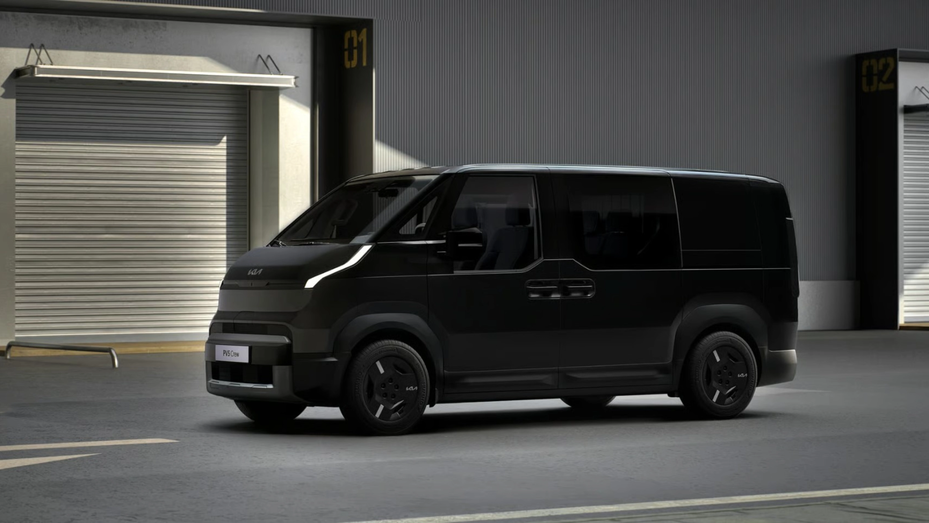 Schwarzer Kia-Van steht vor Industriegebäuden mit geschlossenen Rolltoren.