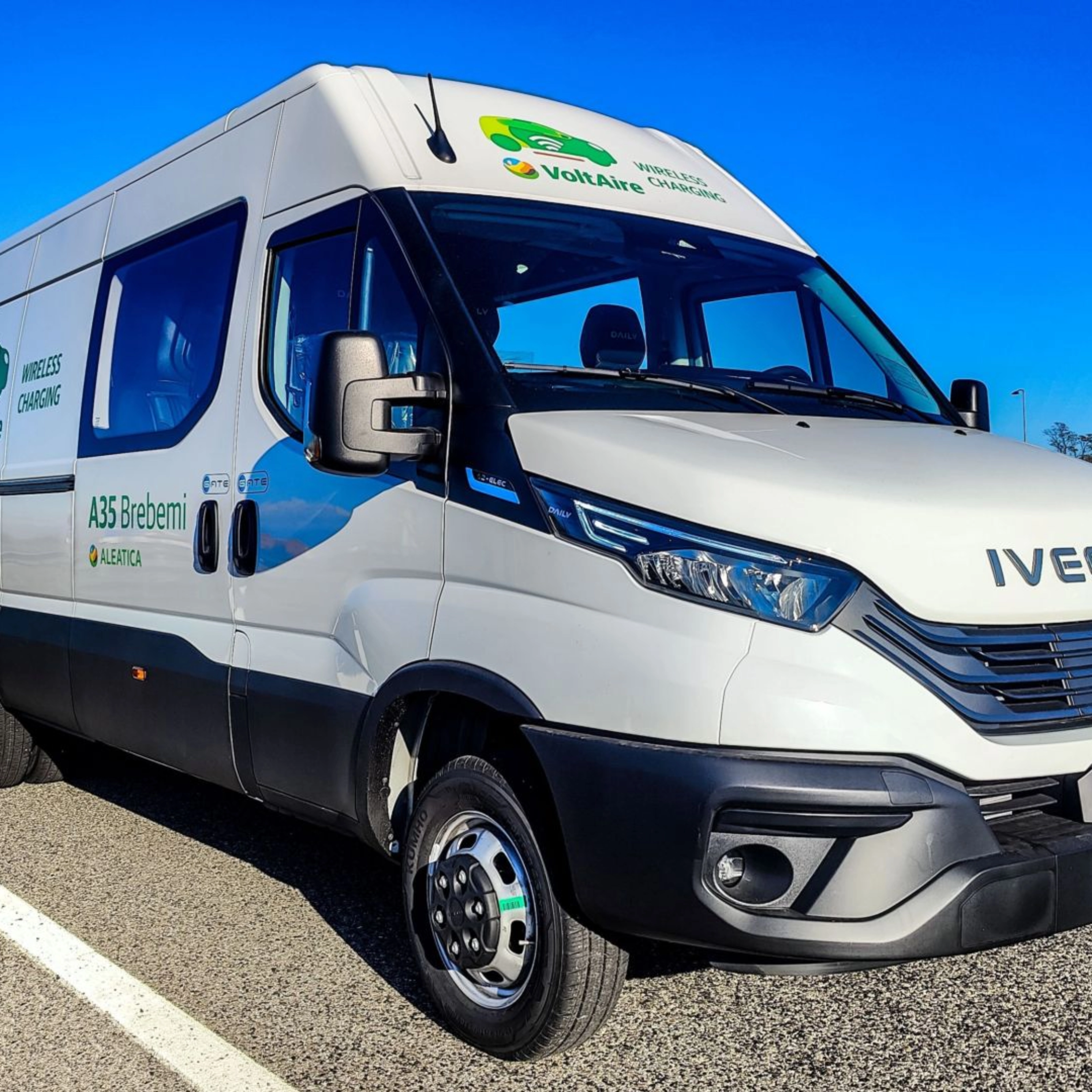 Iveco-Transporter mit Microvast-Branding auf Landstraße.