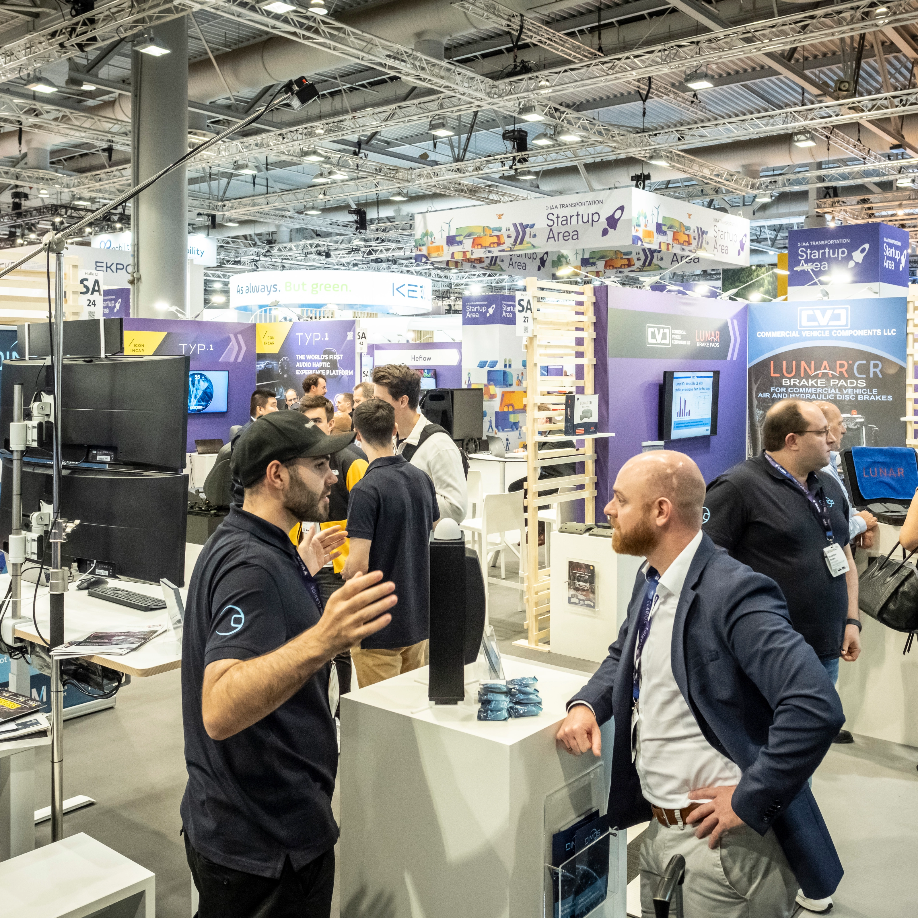 Menschen im Austausch an Startup-Ständen auf der IAA Transportation.