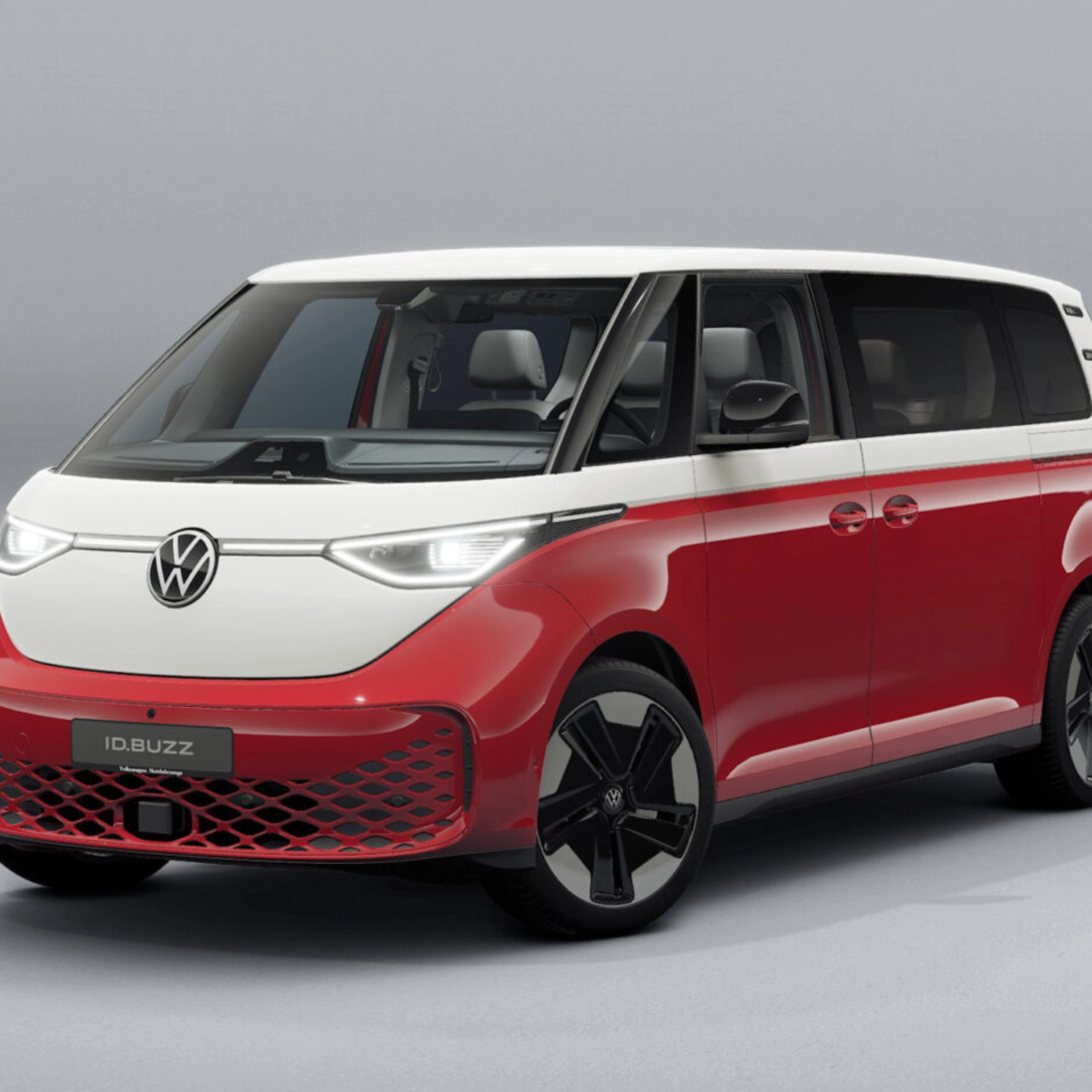 Rot-weißer Volkswagen Van in Frontansicht vor neutralem Studiohintergrund.