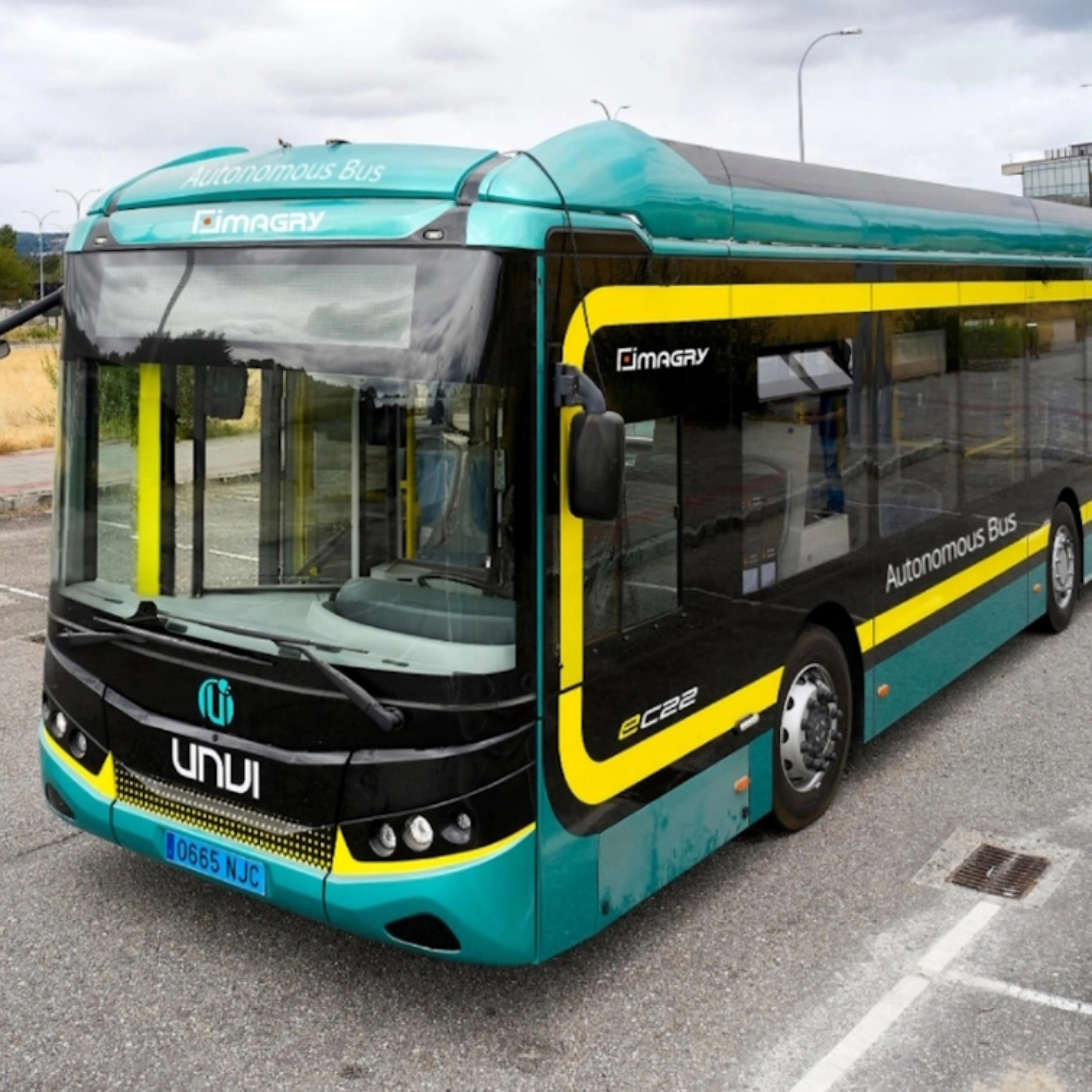 Autonomer Elektrobus von Imagry steht auf einem Parkplatz.