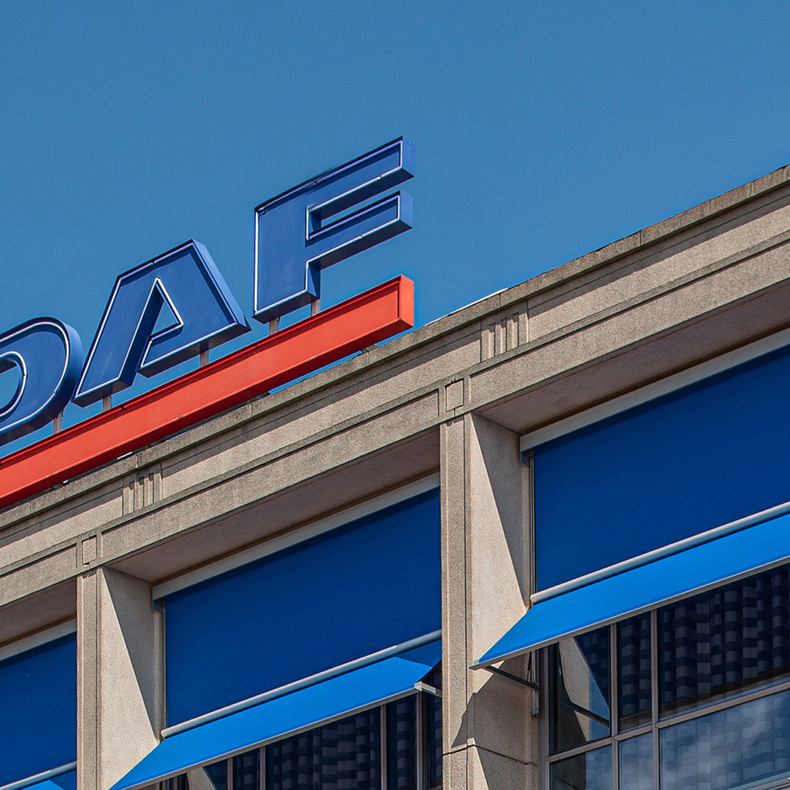 DAF-Logo auf dem Dach eines modernen Bürogebäudes.