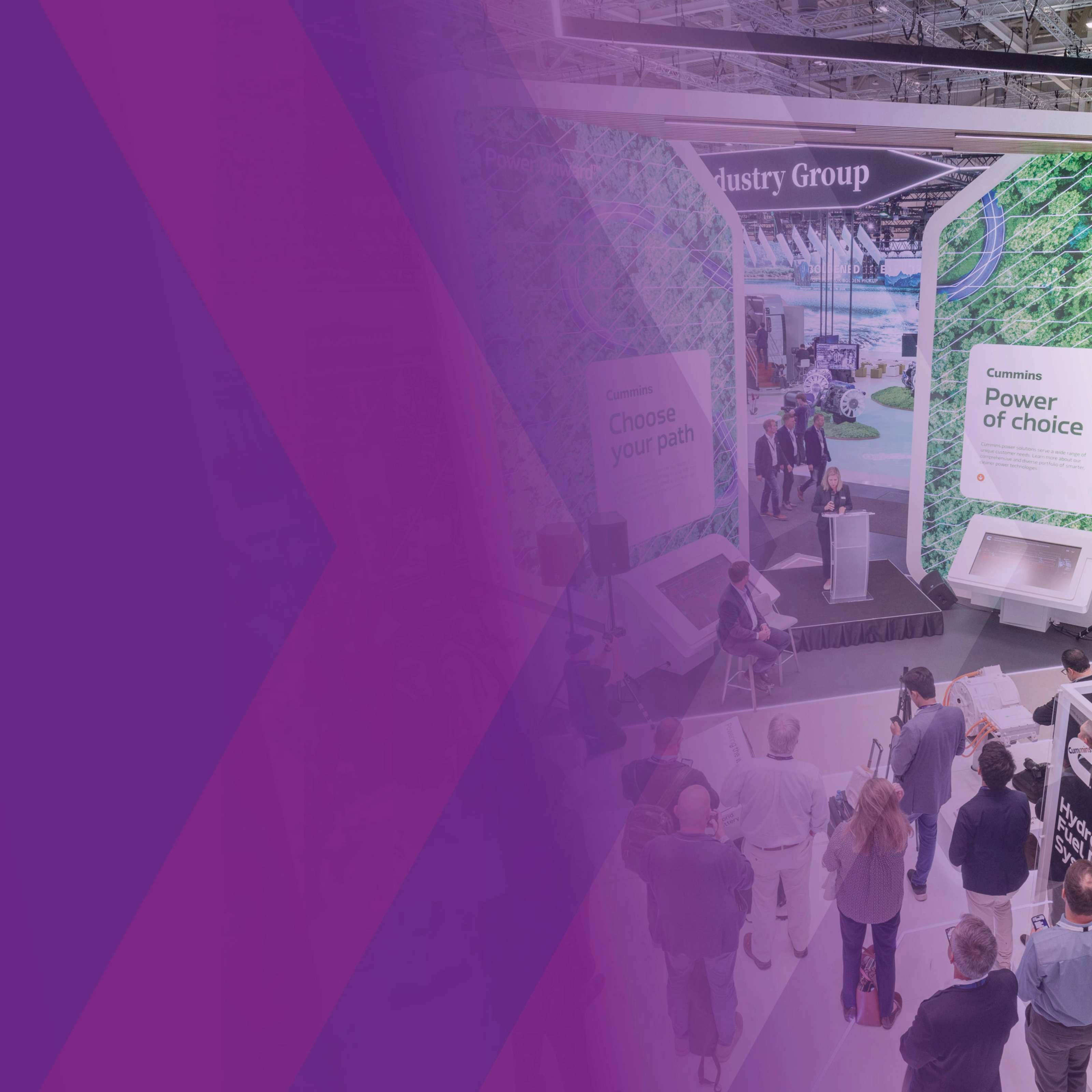 Menschenmenge verfolgt einen Vortrag am Cummins-Stand auf einer Messe mit Lkw-Ausstellung.