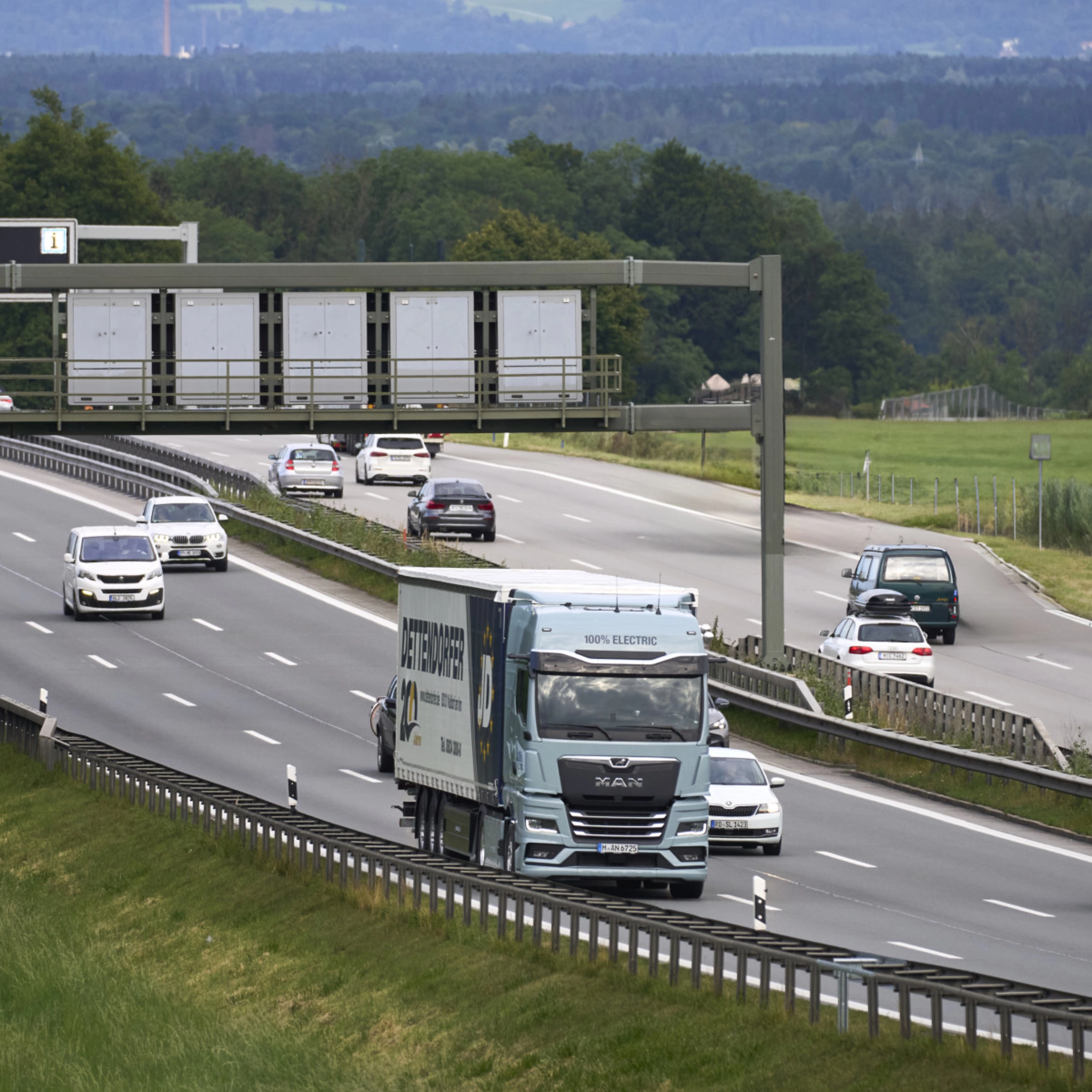 MAN Elektro-Lkw fährt auf Autobahn unter Oberleitungsanlage.
