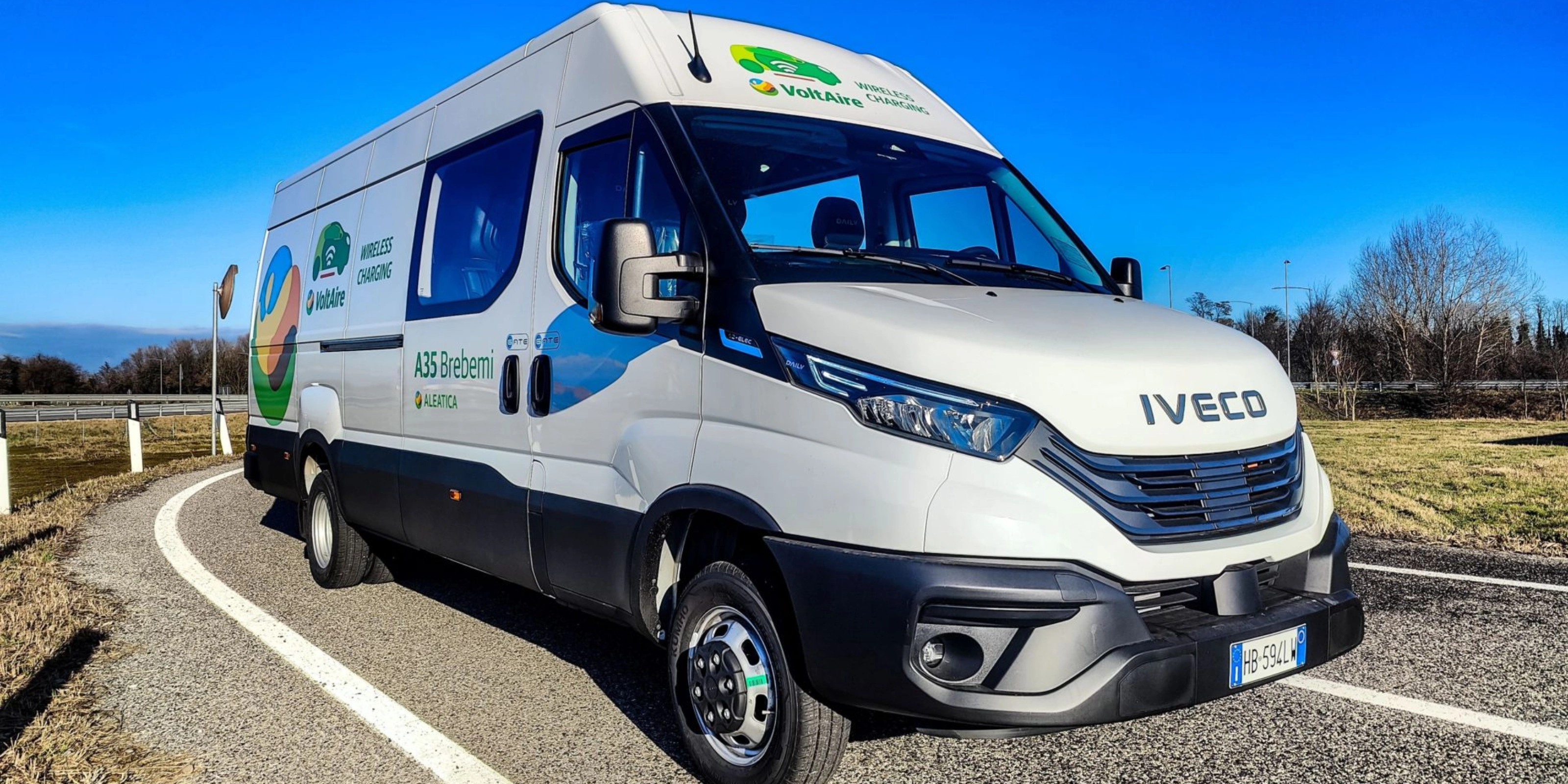 Iveco-Transporter mit Microvast-Branding auf Landstraße.