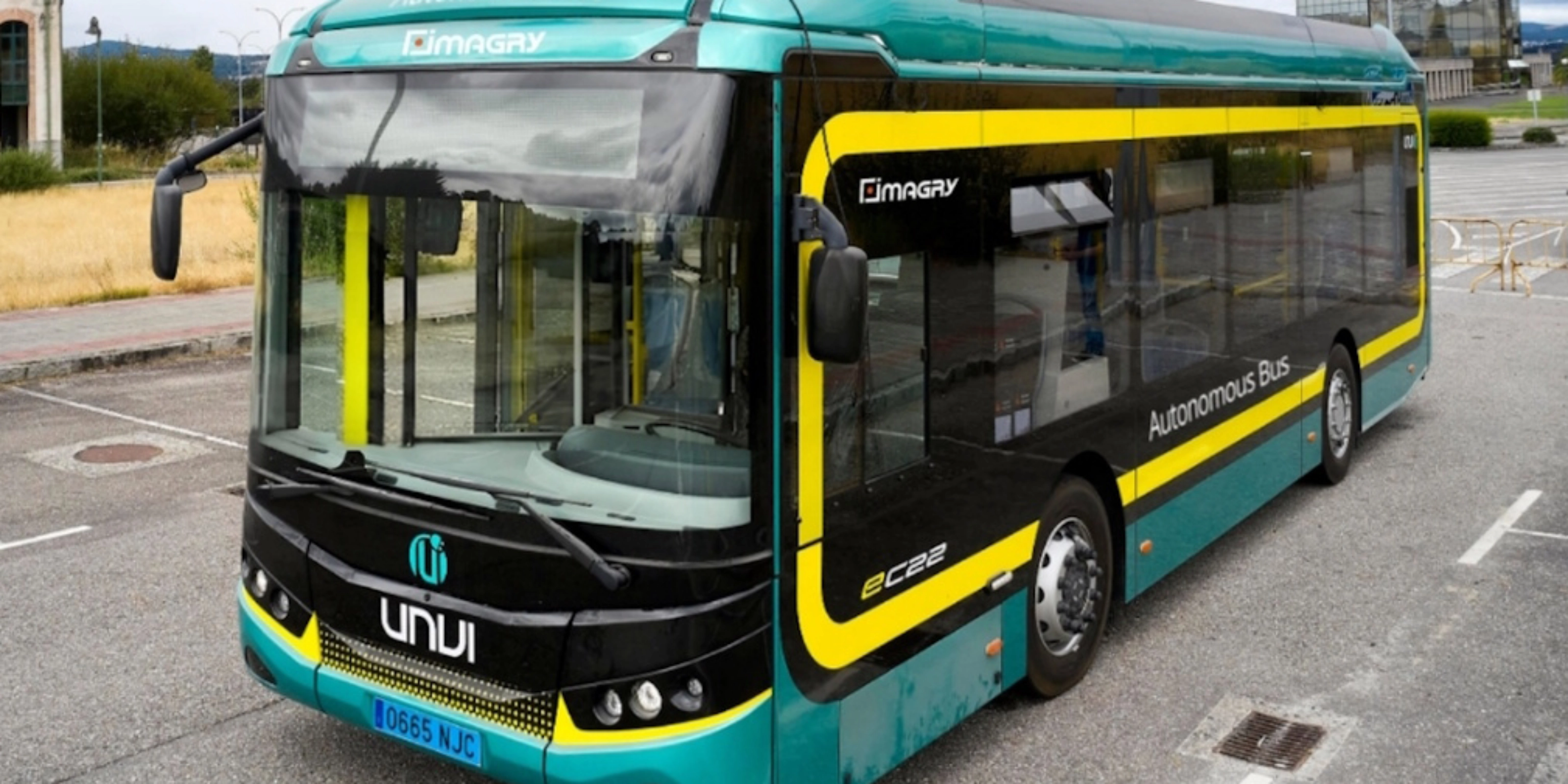 Autonomer Elektrobus von Imagry steht auf einem Parkplatz.