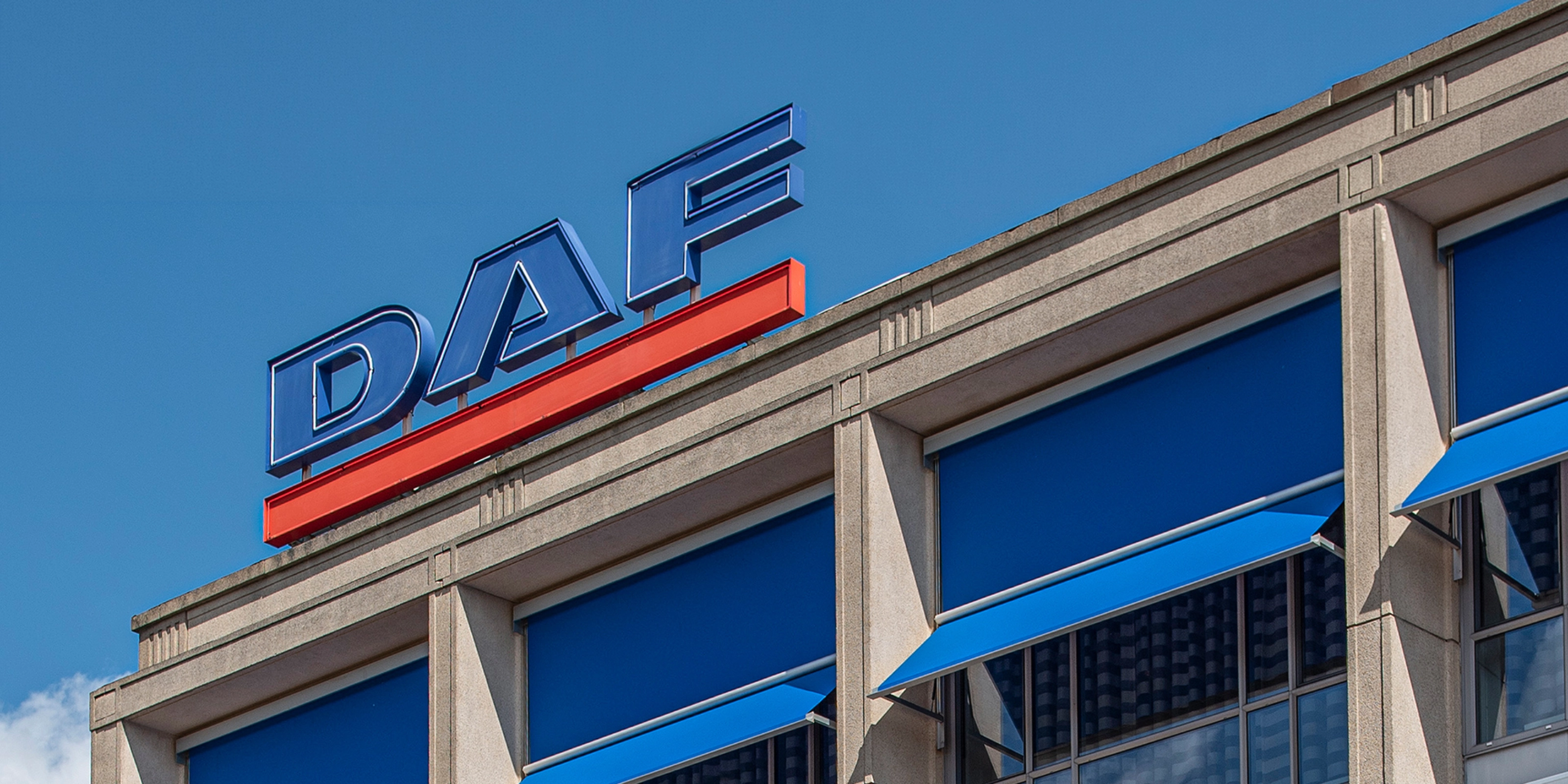 DAF-Logo auf dem Dach eines modernen Bürogebäudes.