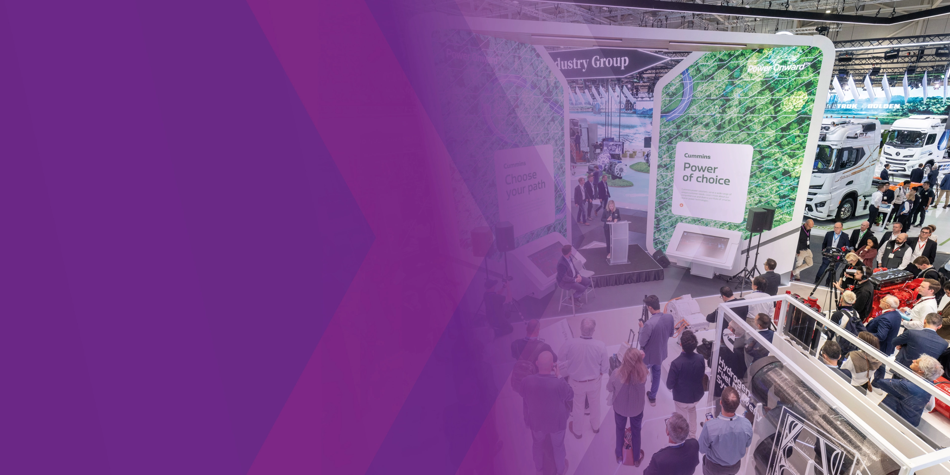 Menschenmenge verfolgt einen Vortrag am Cummins-Stand auf einer Messe mit Lkw-Ausstellung.