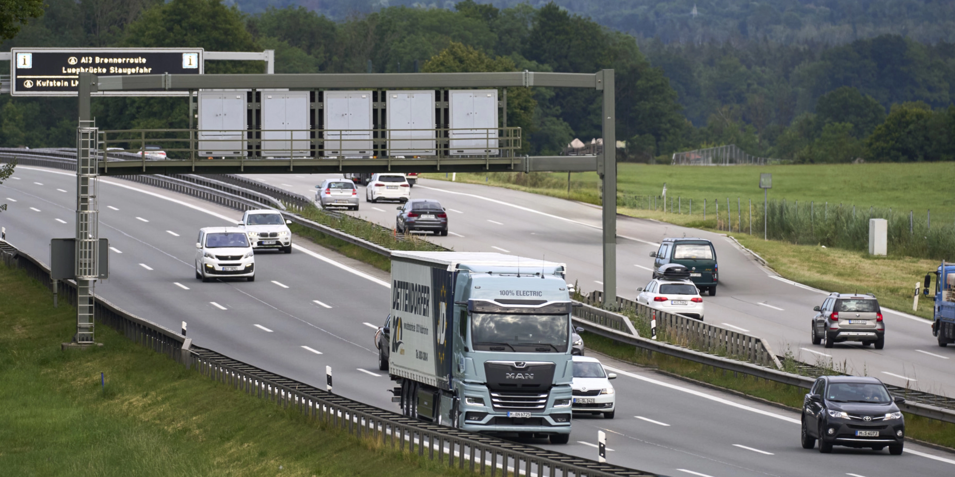 MAN Elektro-Lkw fährt auf Autobahn unter Oberleitungsanlage.
