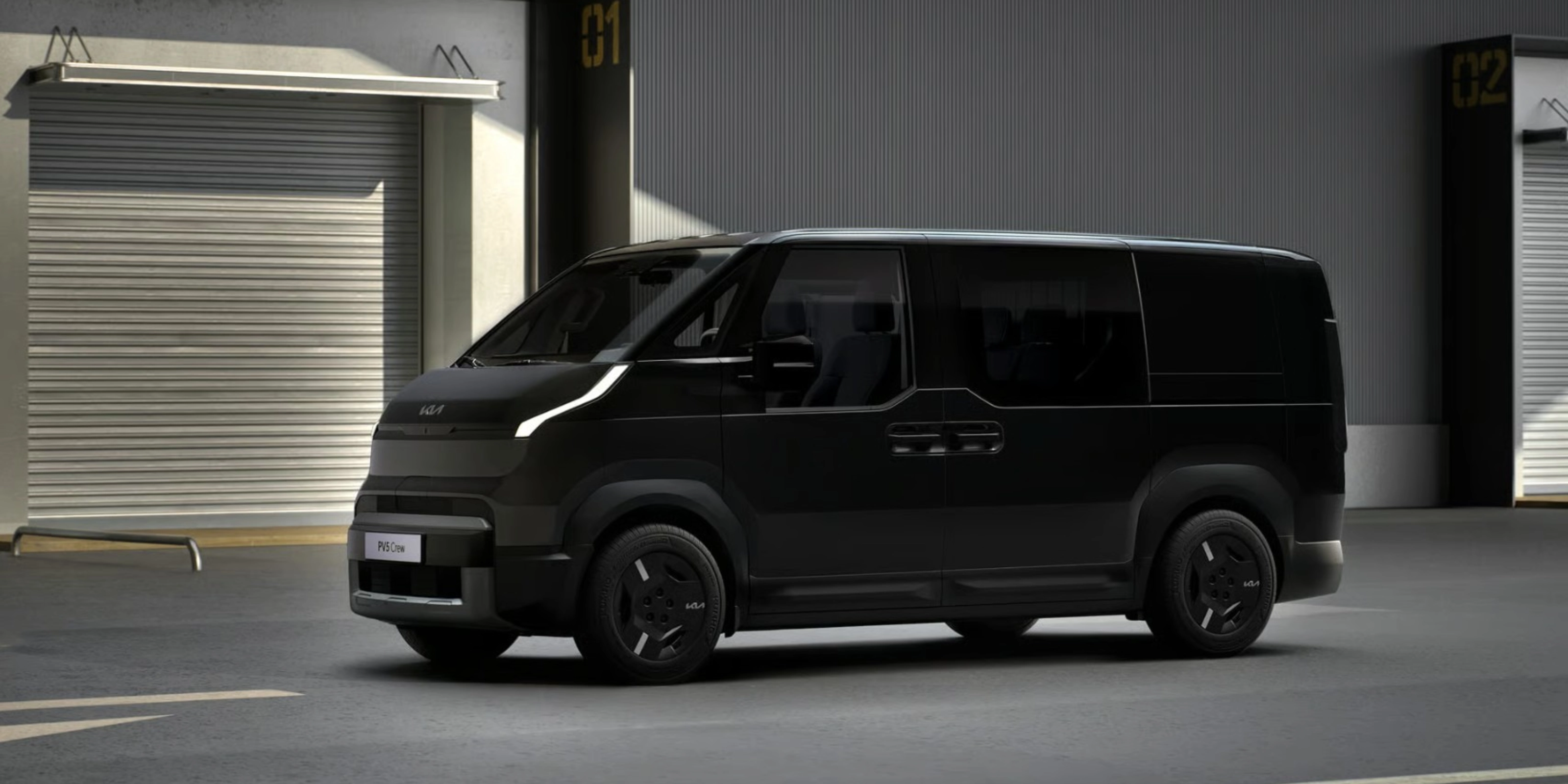 Schwarzer Kia-Van steht vor Industriegebäuden mit geschlossenen Rolltoren.