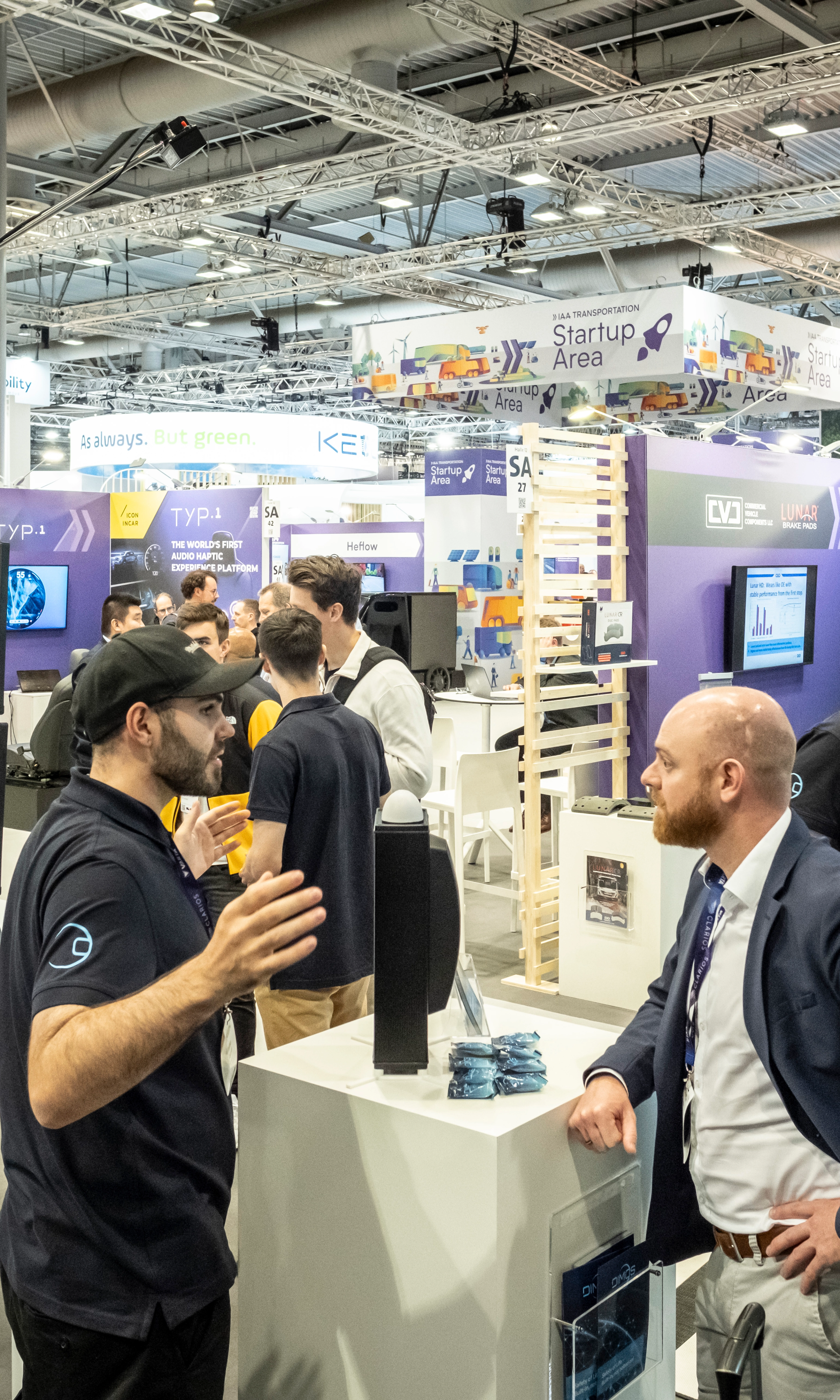 Menschen im Austausch an Startup-Ständen auf der IAA Transportation.