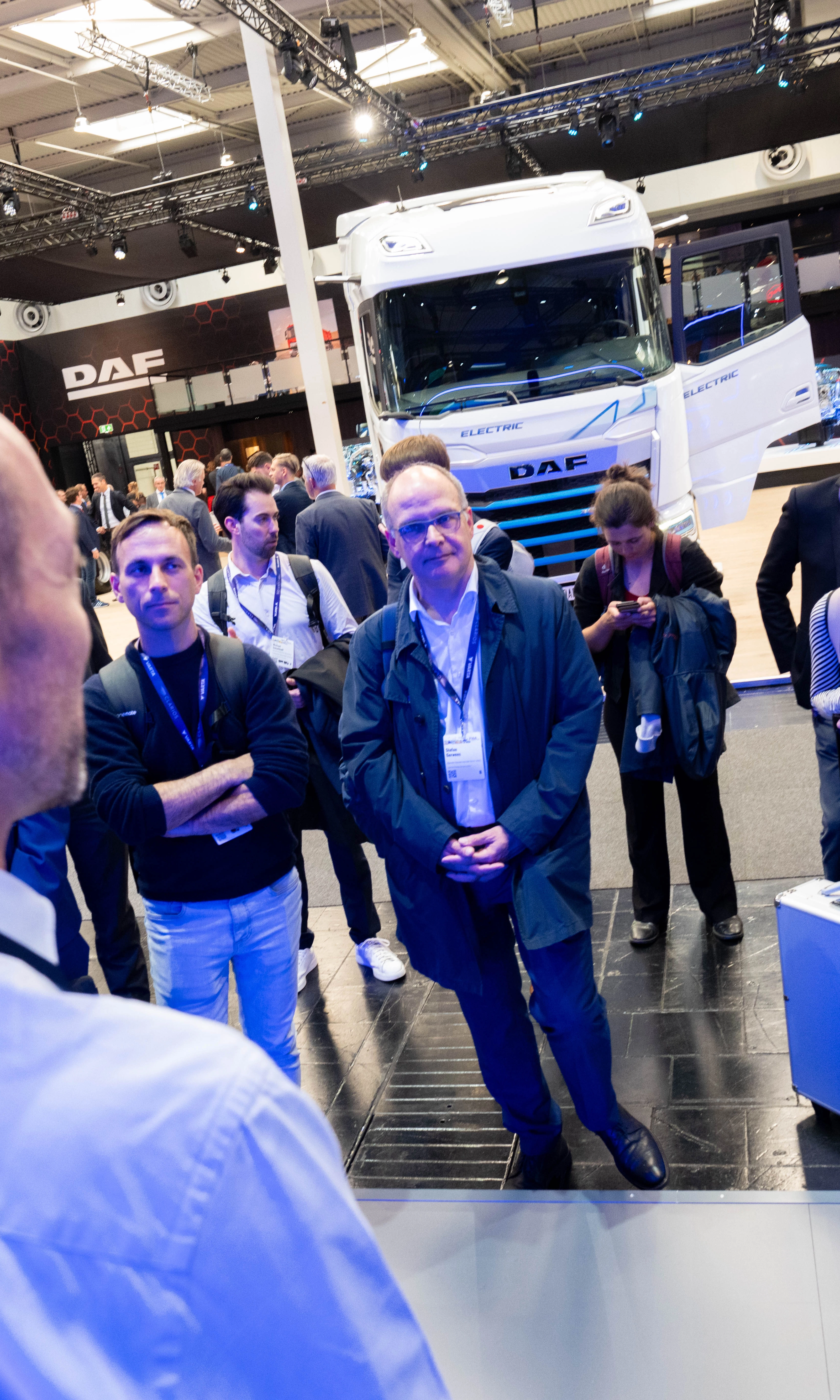 Besucher verfolgen eine Präsentation am DAF-Lkw-Messestand.