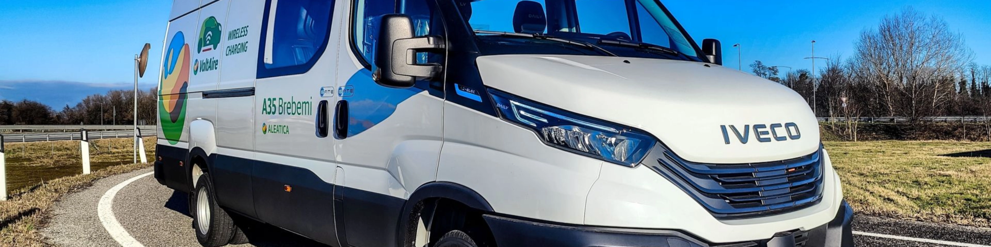 Iveco-Transporter mit Microvast-Branding auf Landstraße.